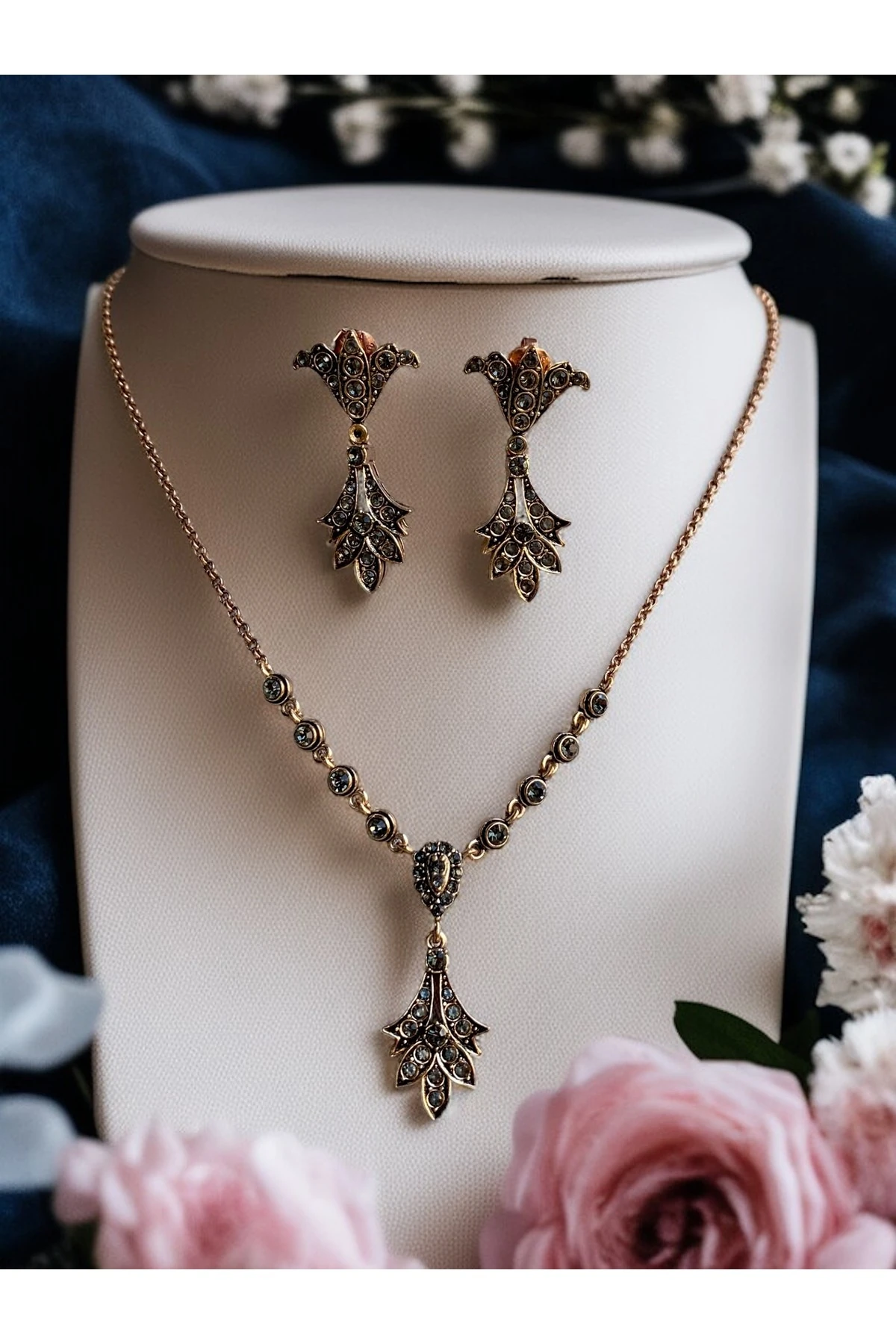 Kristal Taşlı Yaprak Figürlü Su Yolu Zincirli Kolye ve Küpe Seti