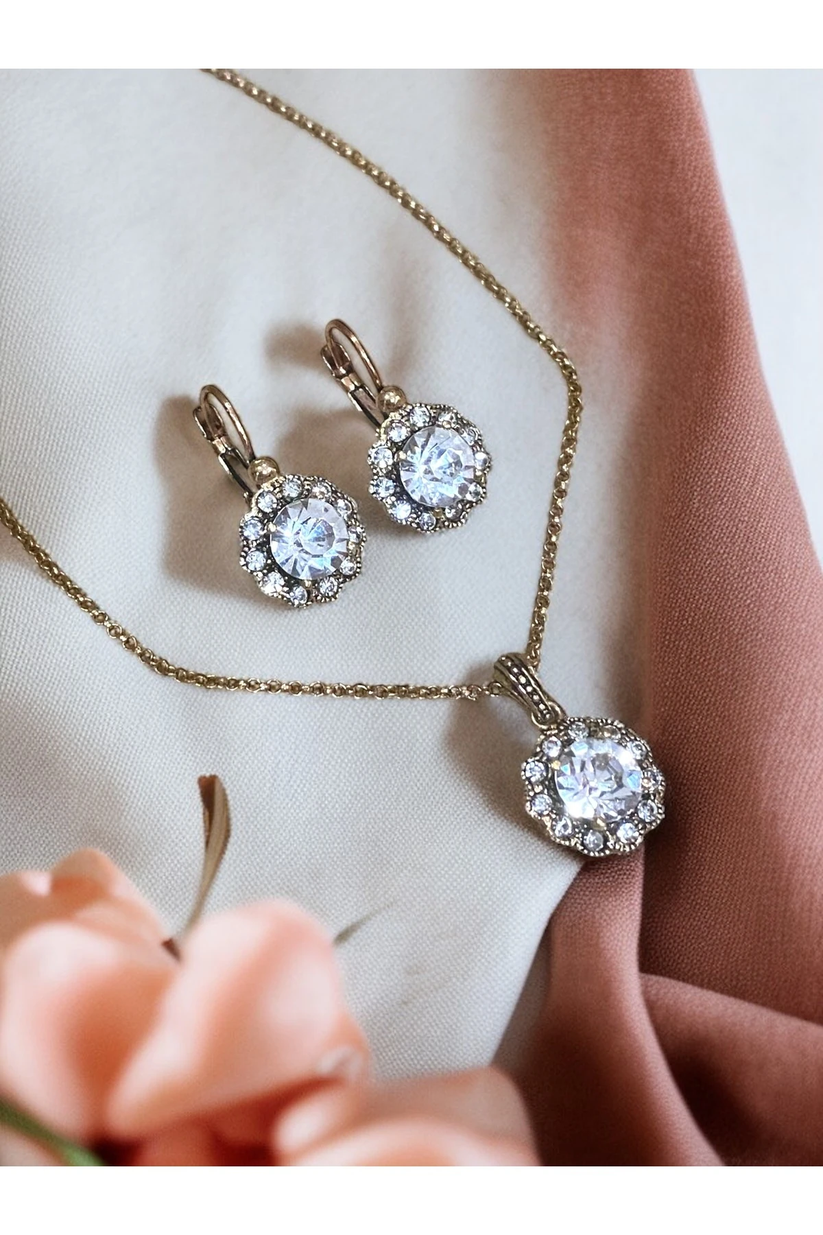Kristal Taşlı Papatya Figürlü Kolye ve Küpe Seti