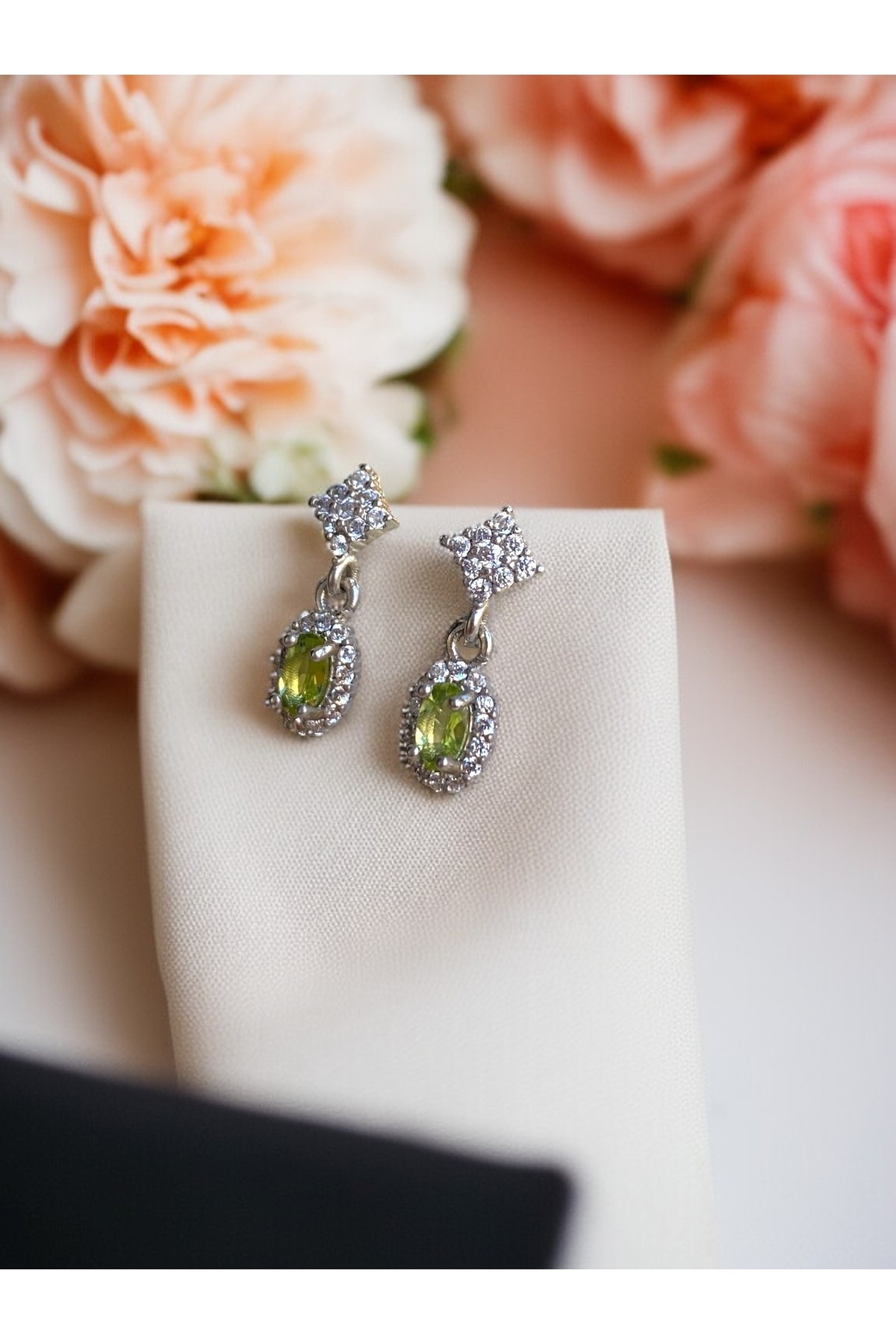 Oval Kristal Taşlı Minimal Beyaz Altın Kaplama Küpe