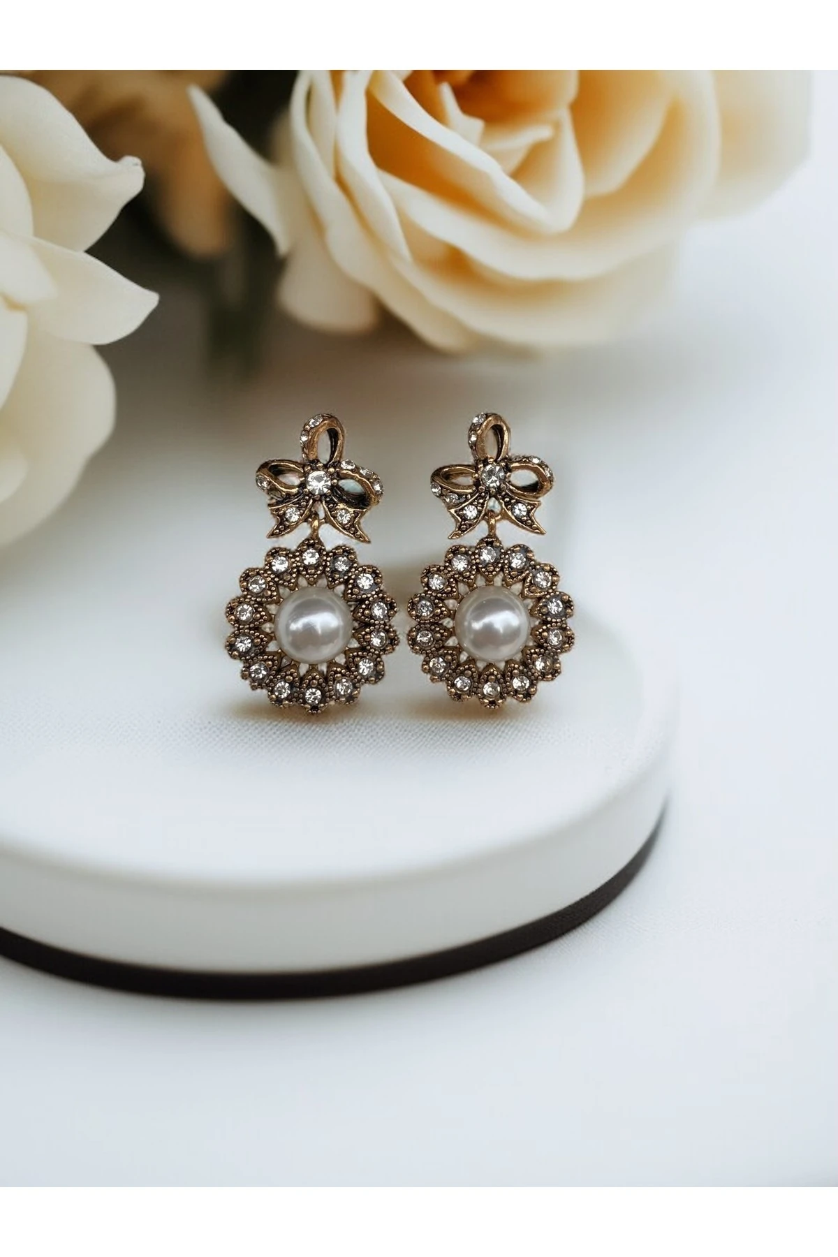 Kristal Taşlı Fiyonk ve Papatya Figür İnci Sallantılı Küpe