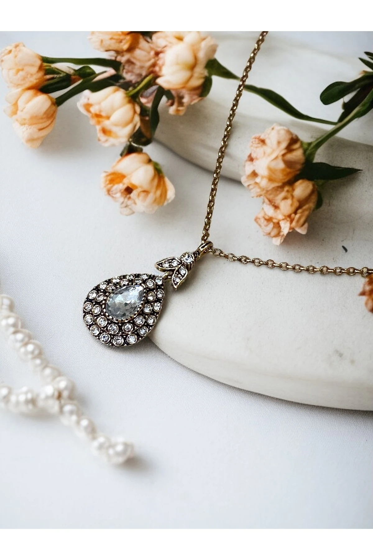 Zirkon Taşlı Su Damlası Kolye