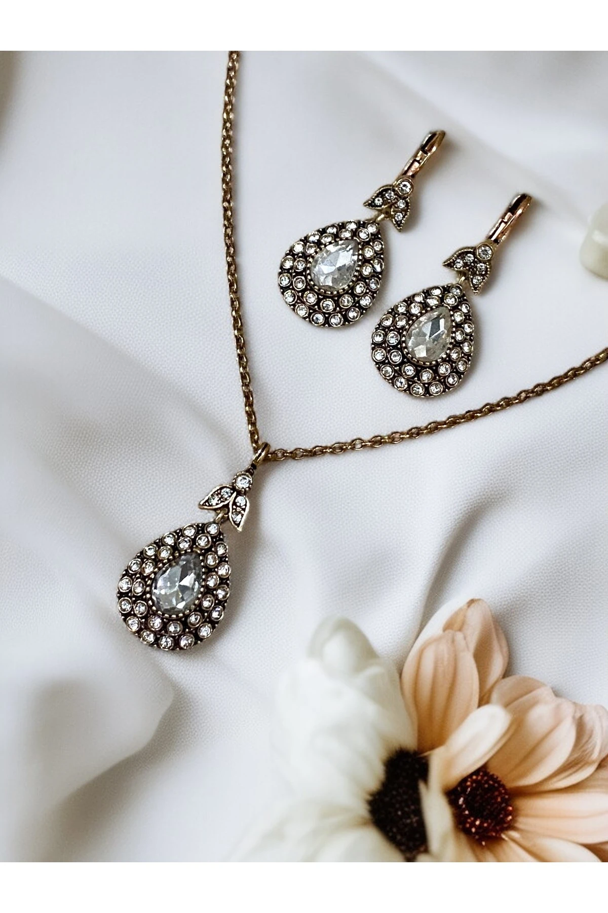 Zirkon Taşlı Su Damlası Figürlü Kolye ve Küpe Seti