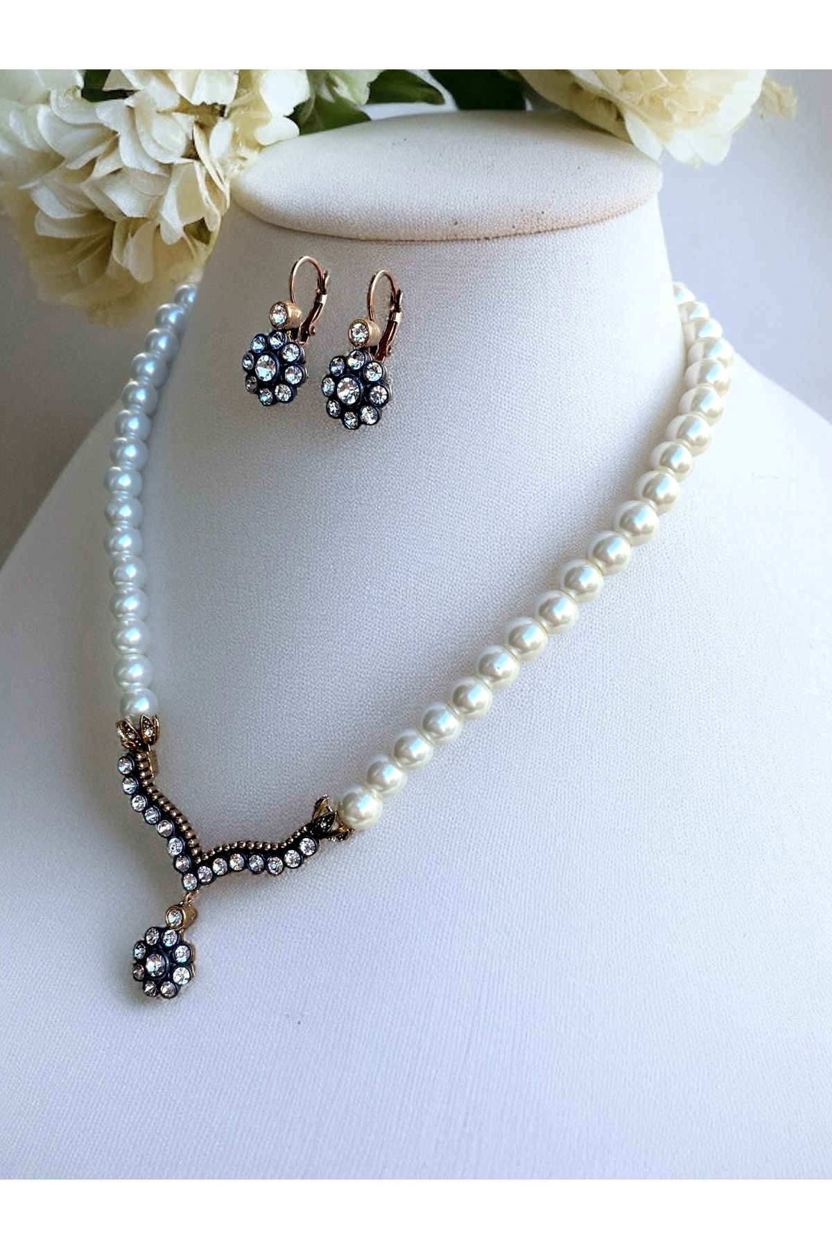 Zirkon Taşlı Papatya Figürlü İnci Kolye ve Küpe Seti