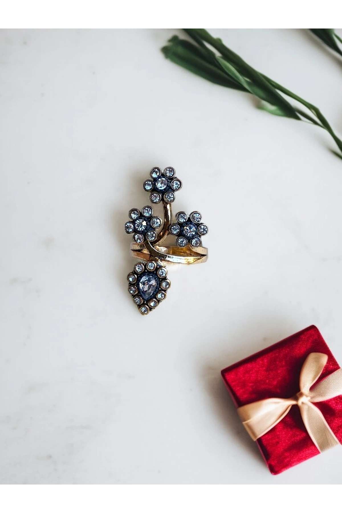 Papatya Figürlü Zirkon Taşlı Yüzük