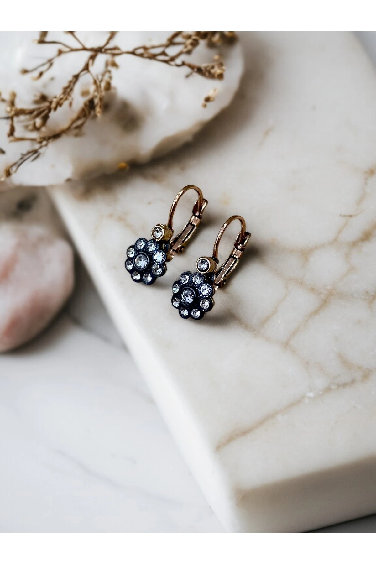 Zirkon Taşlı Minimal Papatya Figür Küpe