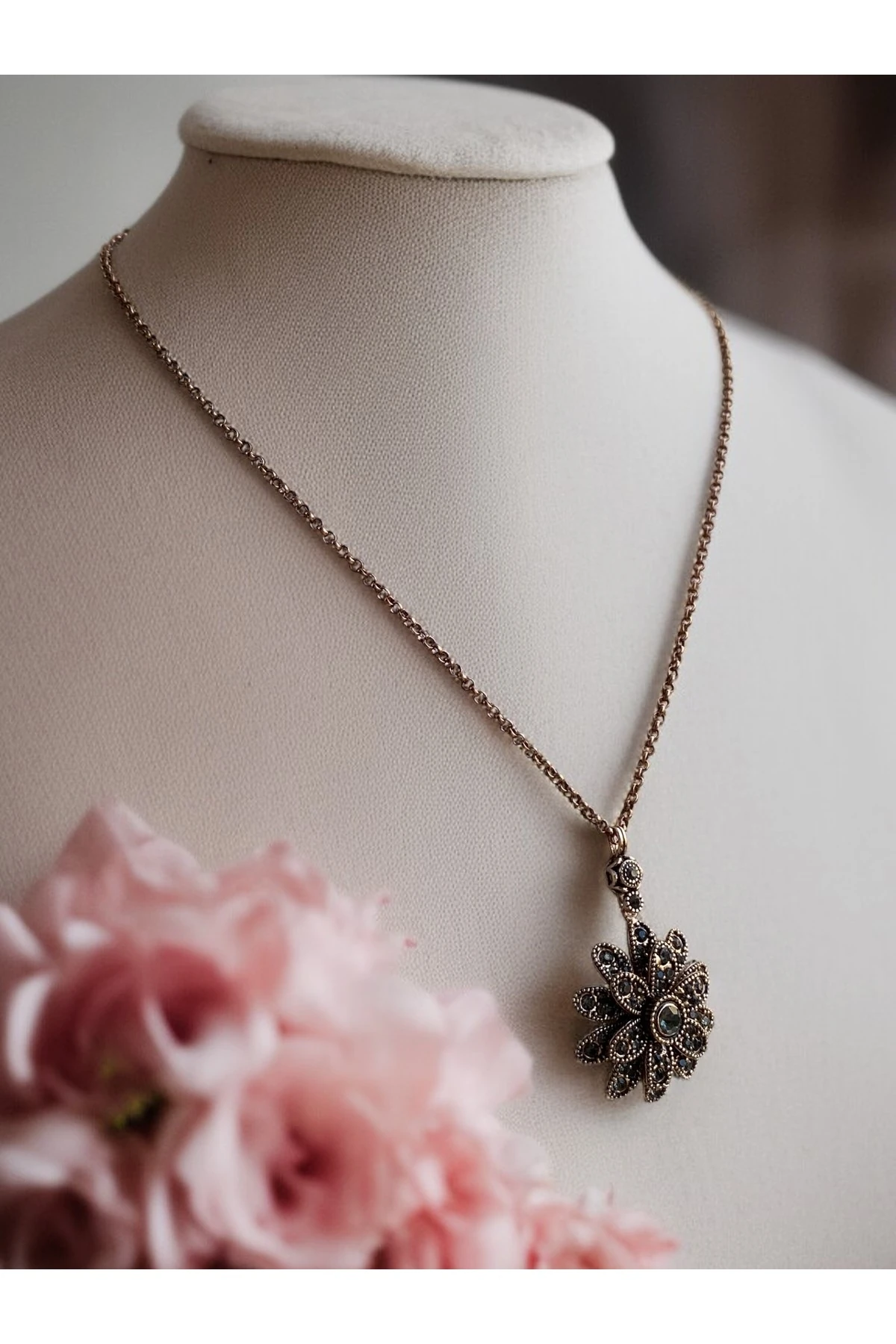 Zirkon Taşlı Çiçek Figürlü Kolye
