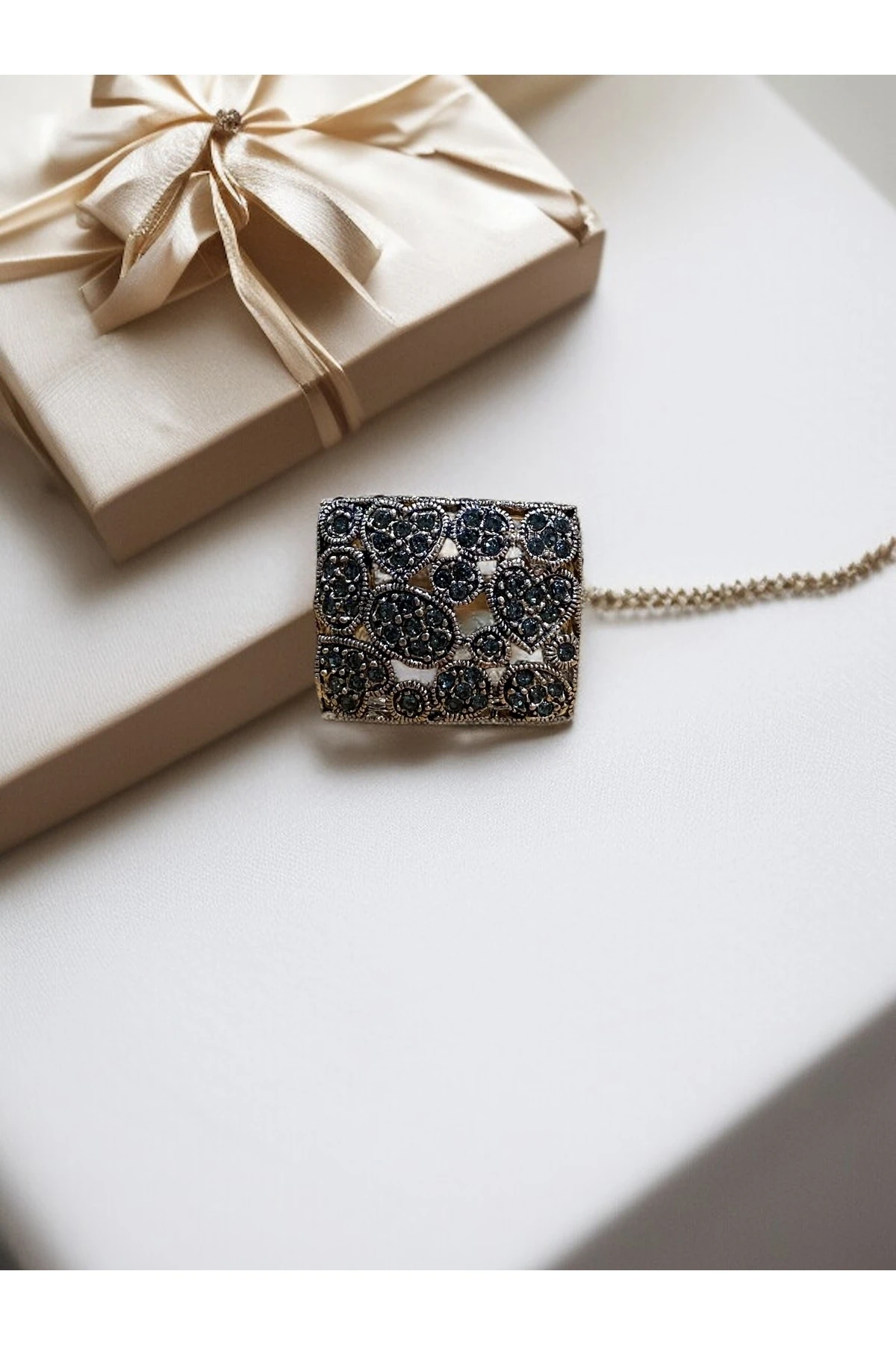 Kristal Taşlı Kalp Motifli Dikdörtgen Yüzük