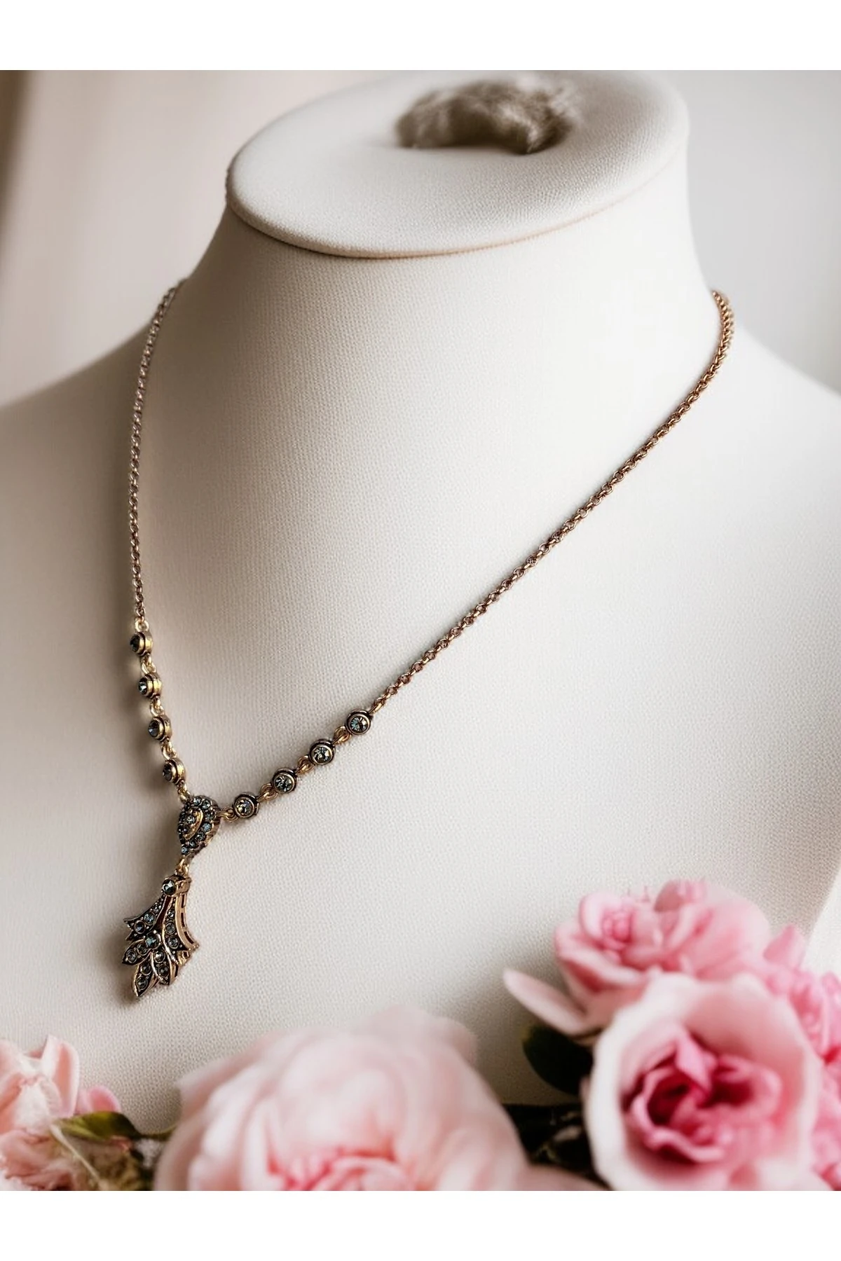 Kristal Taşlı Yaprak Figürlü Su Yolu Zincirli Kolye