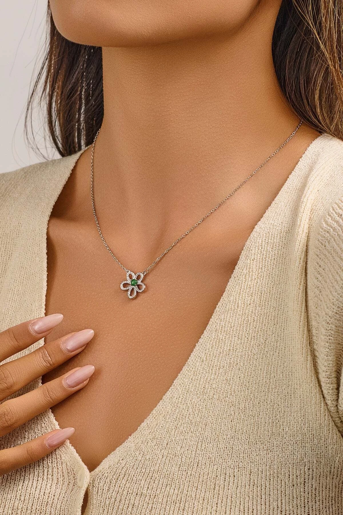 Yeşim Taşlı Çiçek Figürlü Beyaz Altın Kaplama Kolye