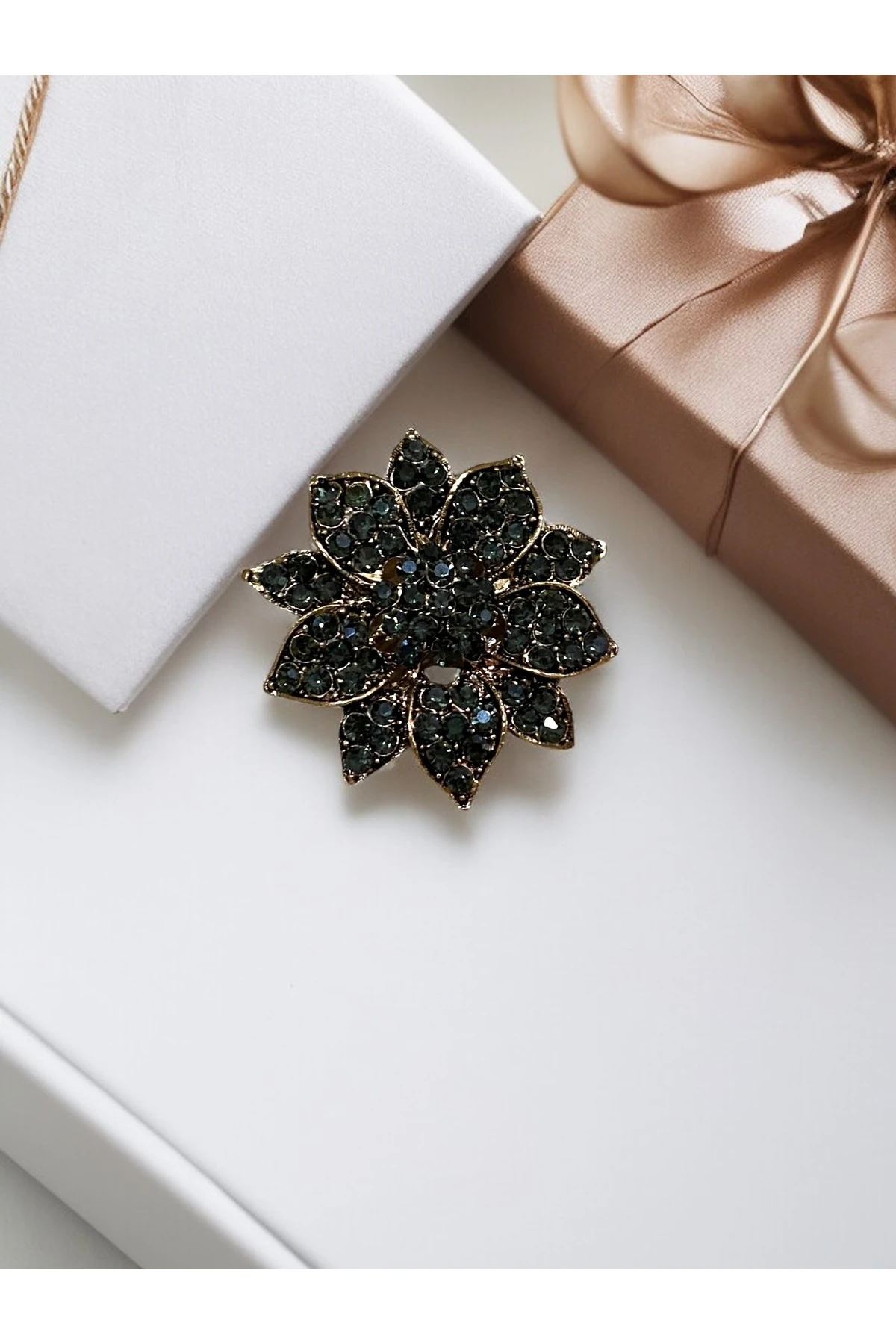 Kristal Taşlı Çiçek Broş