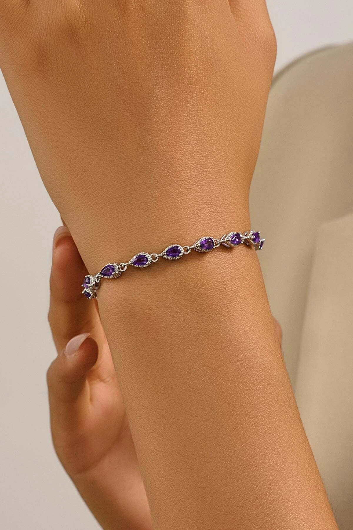 Su Damlası Figürlü Ametist Doğal Taşlı Beyaz Altın Kaplama Bileklik