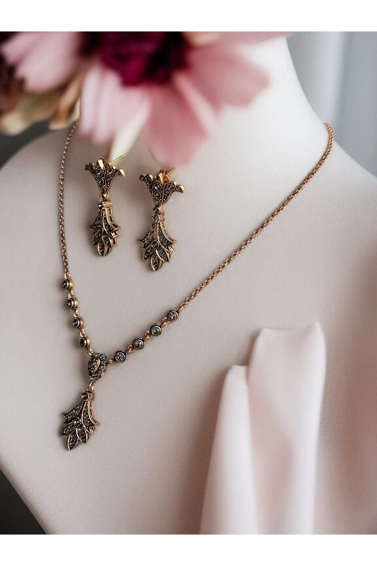 Kristal Taşlı Yaprak Figürlü Su Yolu Zincirli Kolye ve Küpe Seti
