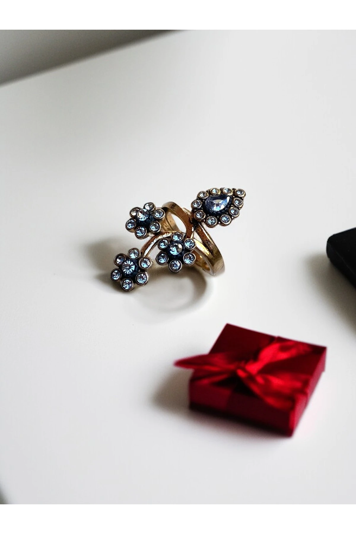 Papatya Figürlü Zirkon Taşlı Yüzük