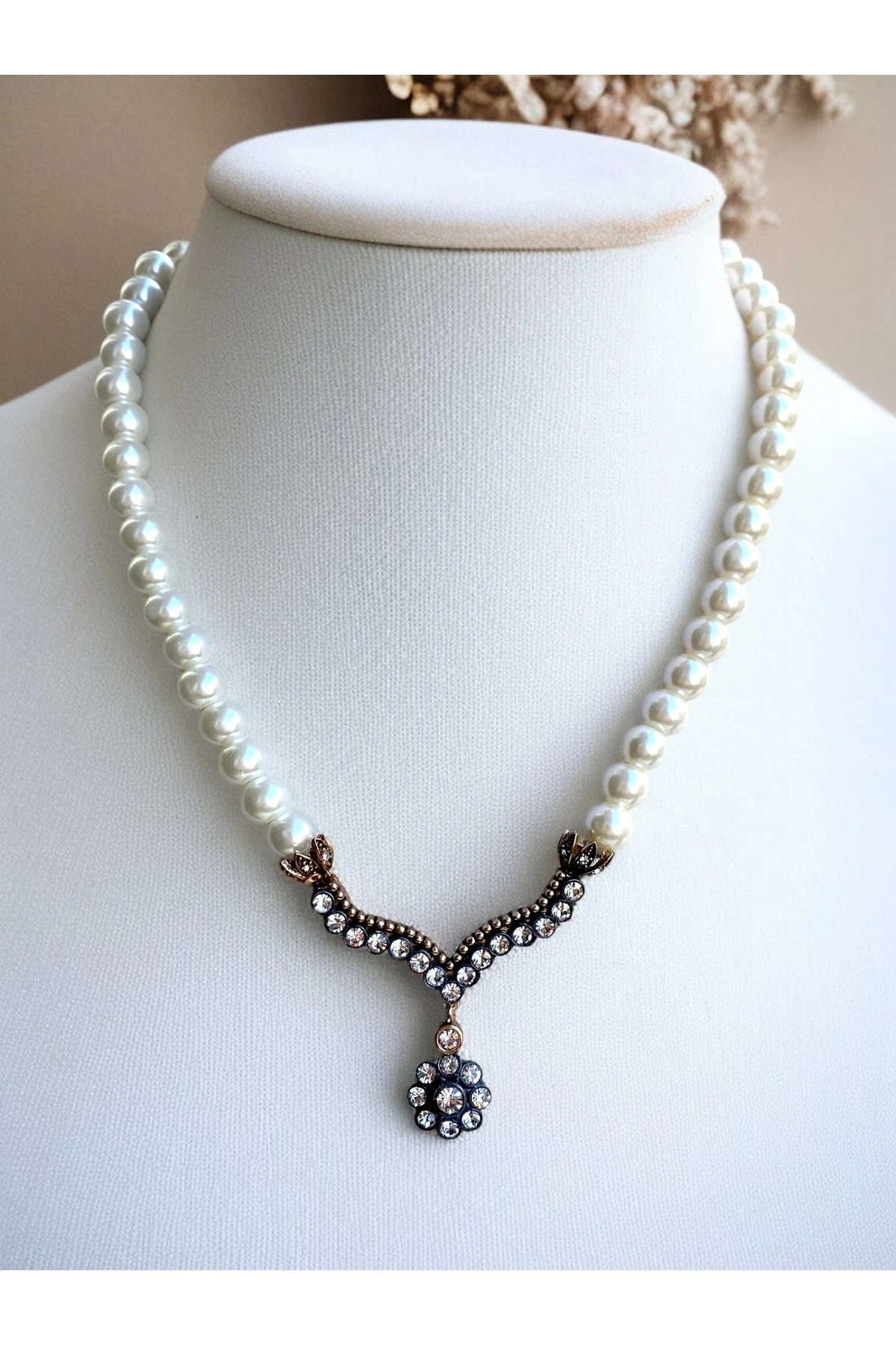 Zirkon Taşlı Papatya Figürlü İnci Kolye