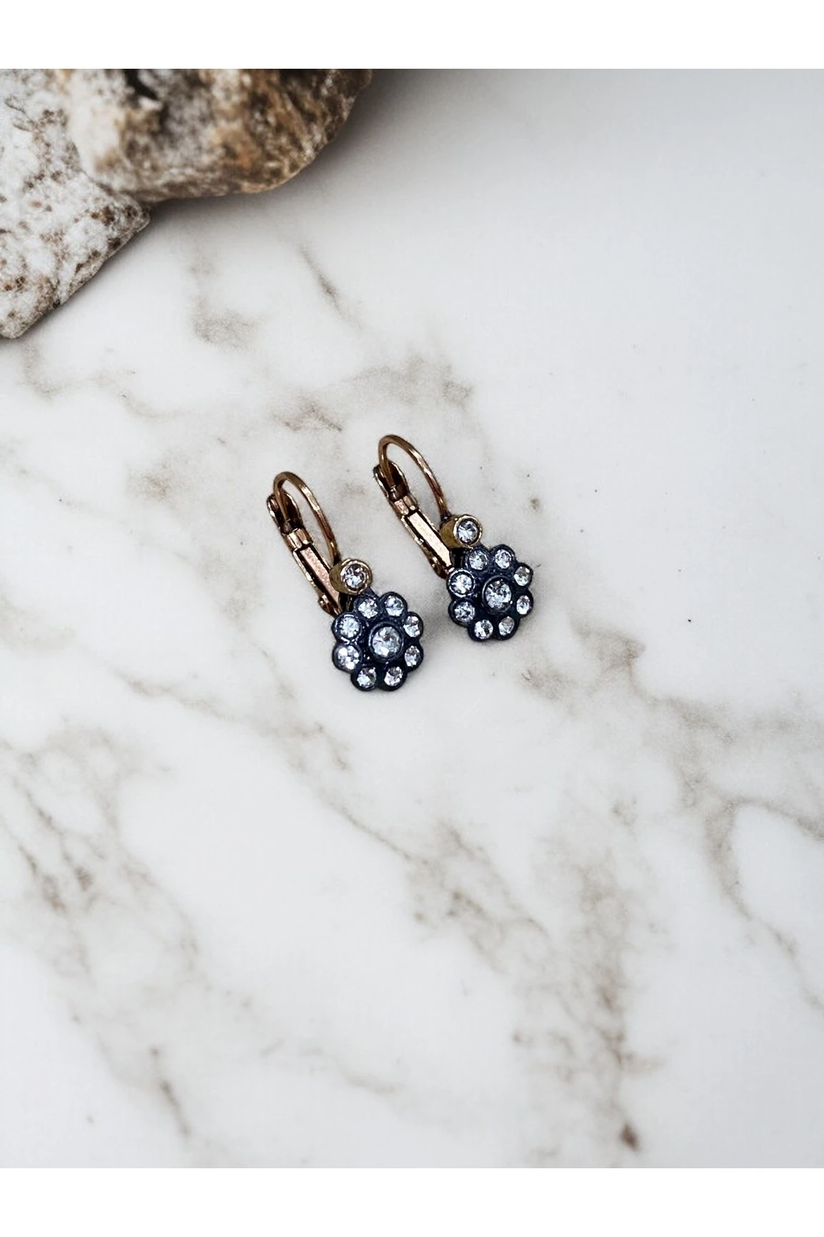 Zirkon Taşlı Minimal Papatya Figür Küpe