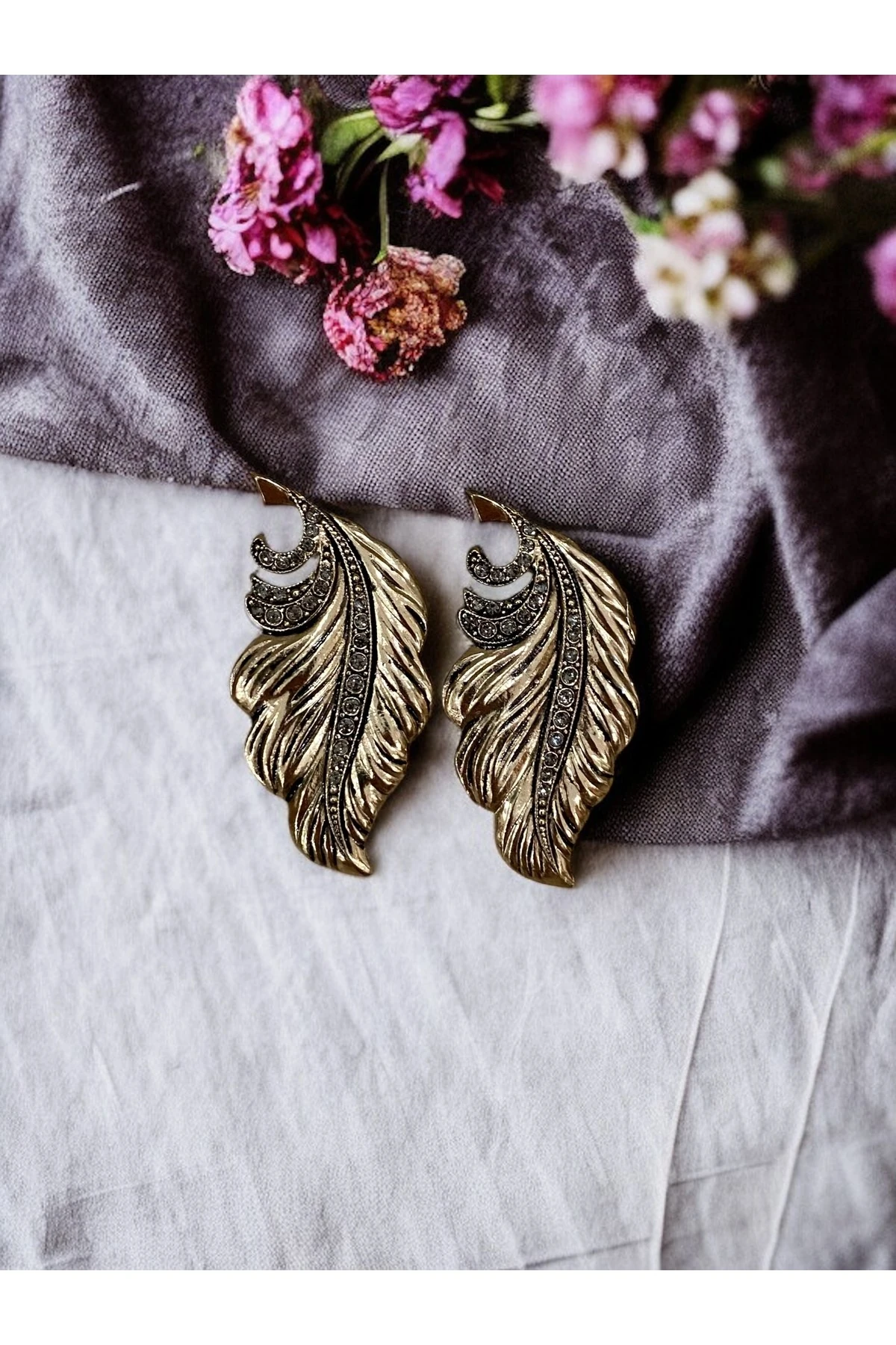 Kristal Taşlı Yaprak Figürlü Küpe