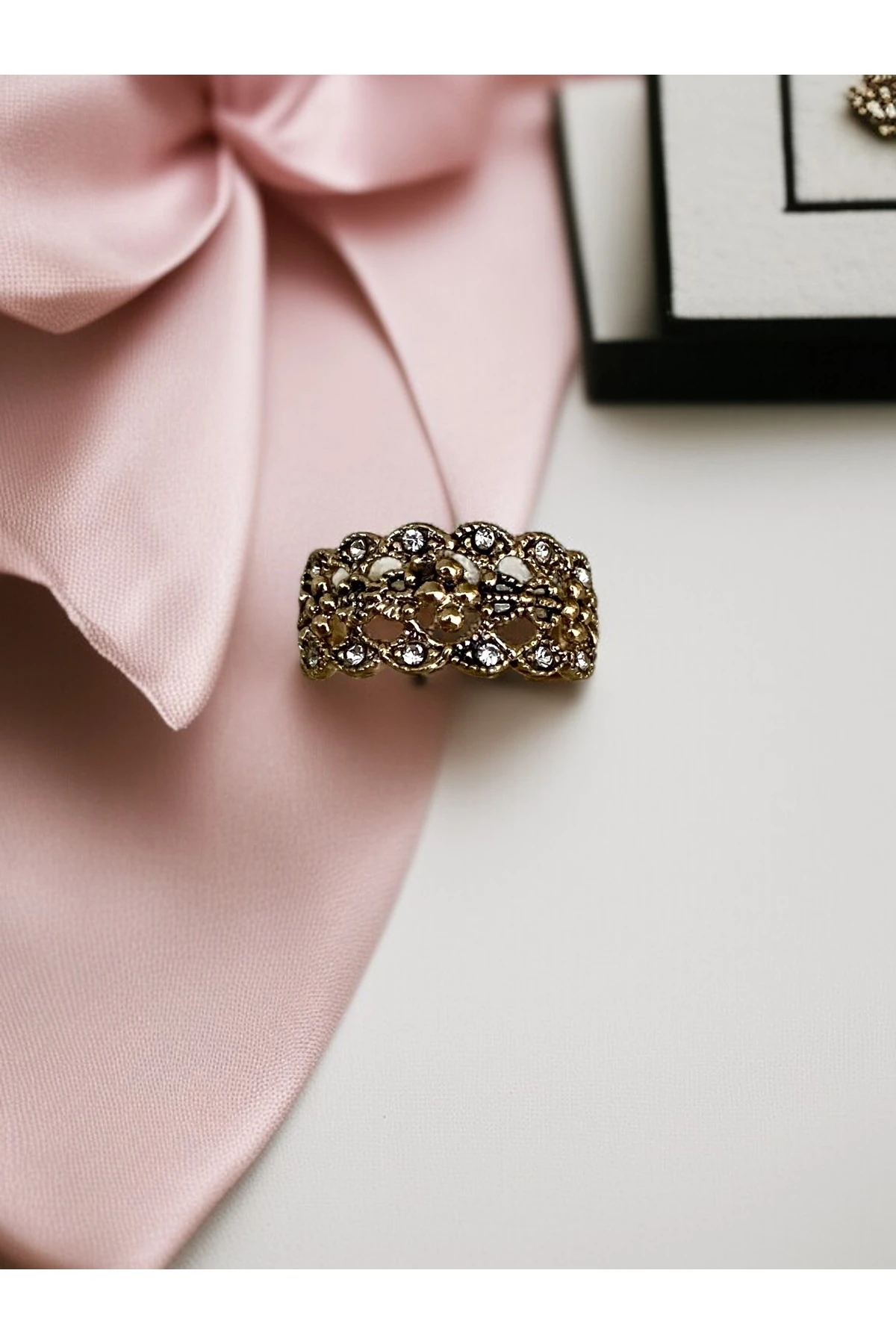 Kristal Taşlı İşlemeli Yüzük