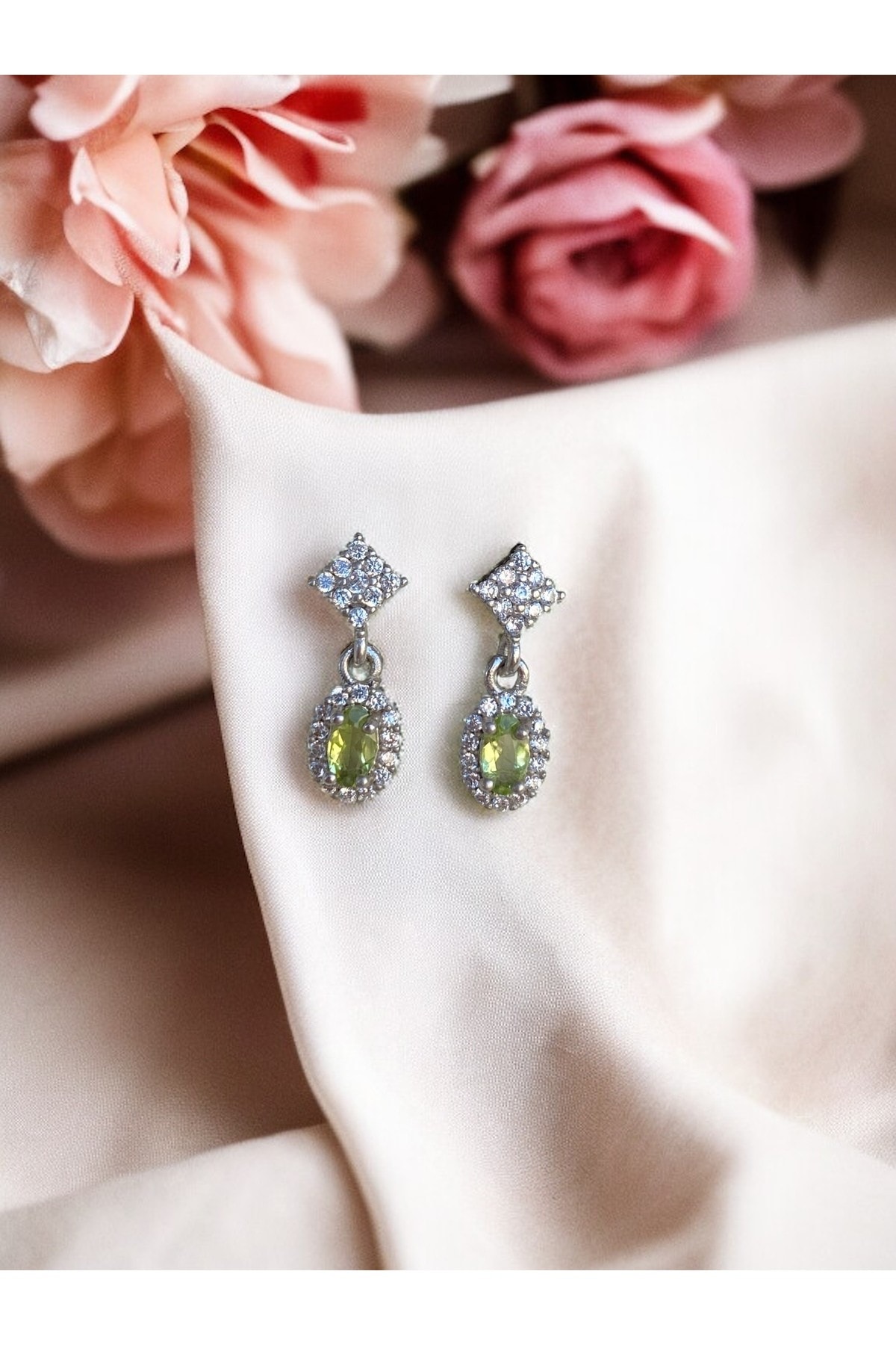 Oval Kristal Taşlı Minimal Beyaz Altın Kaplama Küpe