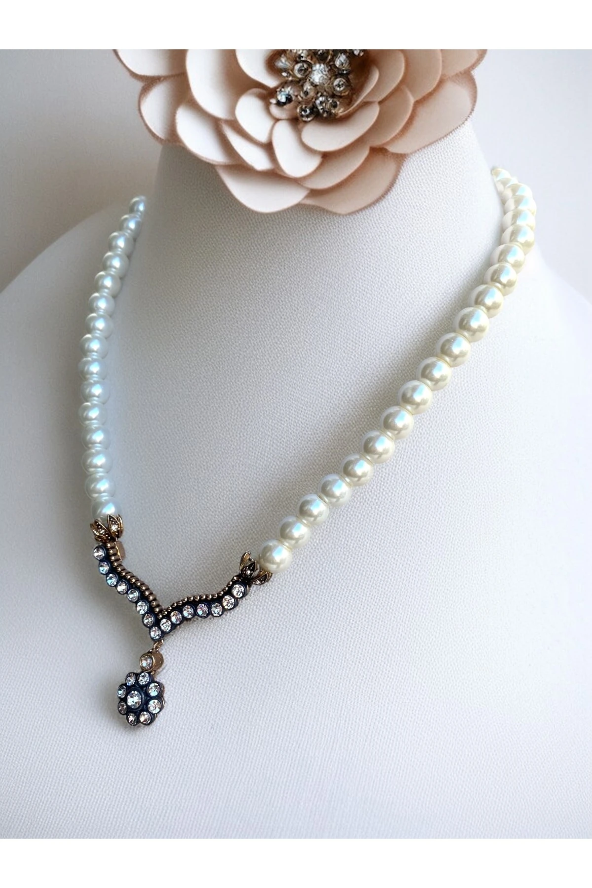 Zirkon Taşlı Papatya Figürlü İnci Kolye