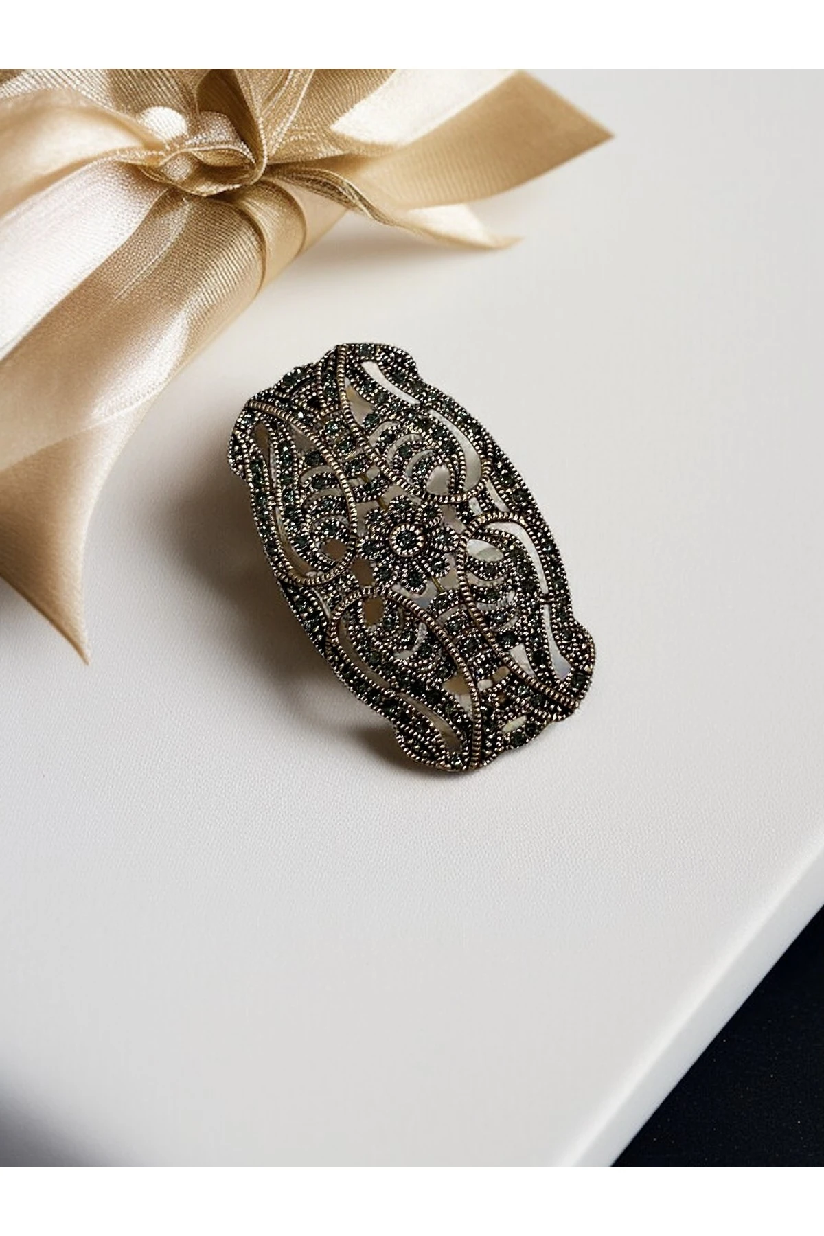 Zirkon Taşlı Papatya Motifli Broş