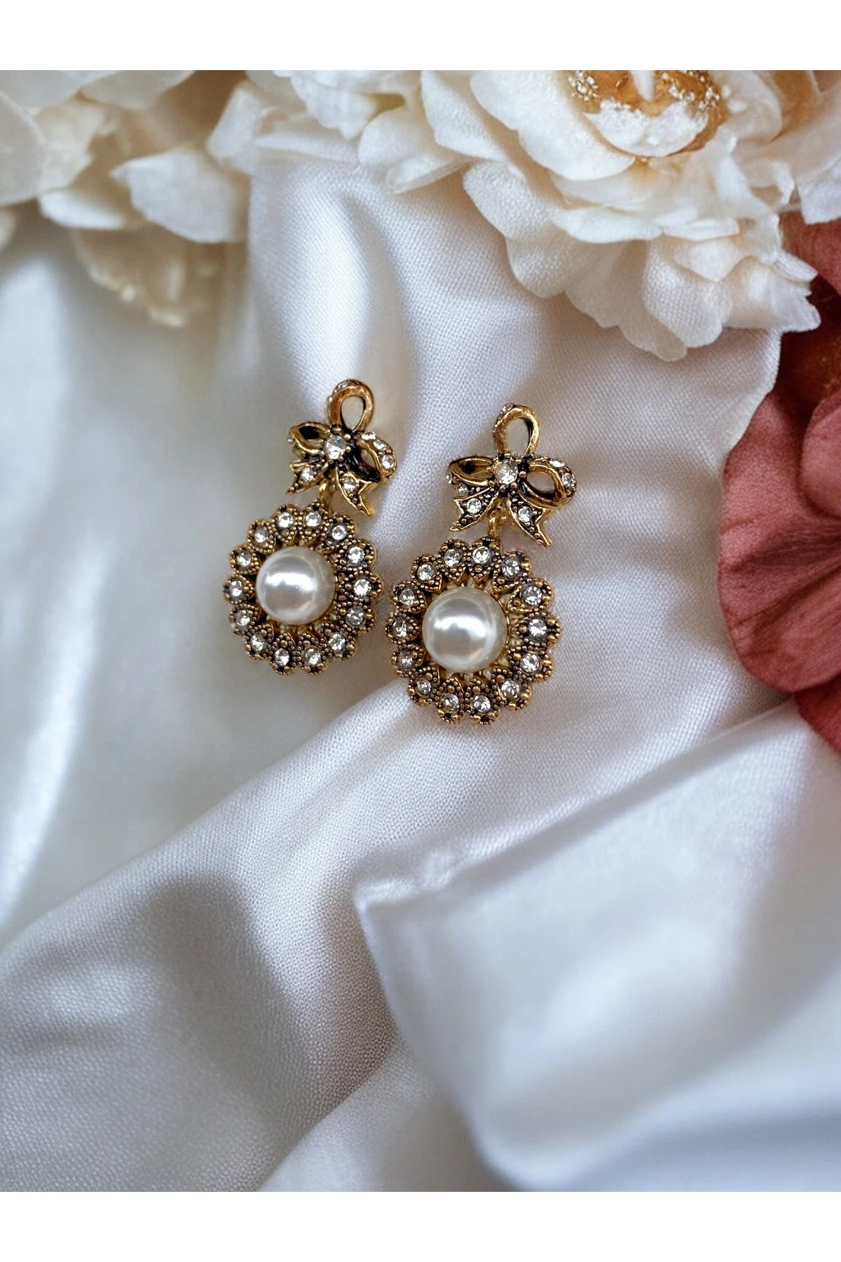 Kristal Taşlı Fiyonk ve Papatya Figür İnci Sallantılı Küpe