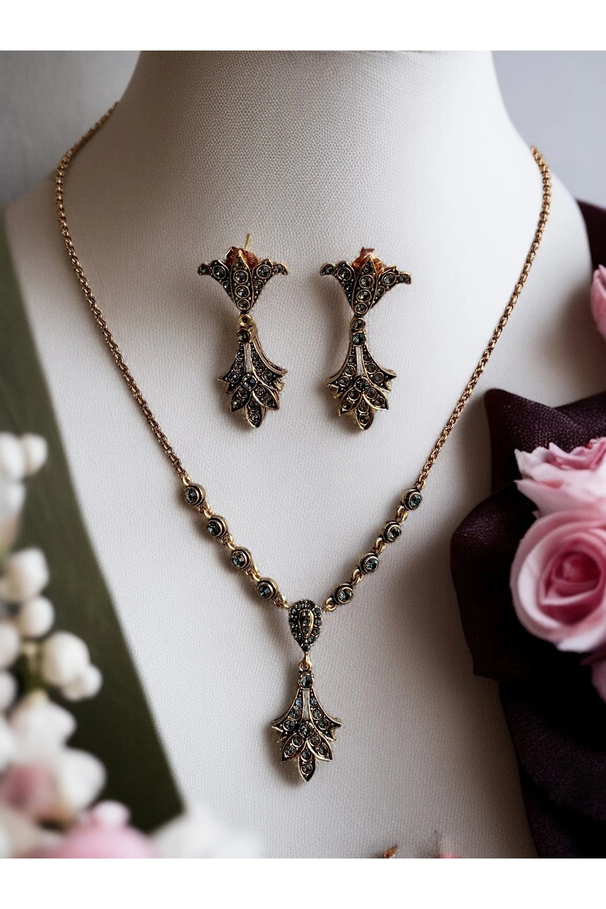 Kristal Taşlı Yaprak Figürlü Su Yolu Zincirli Kolye ve Küpe Seti