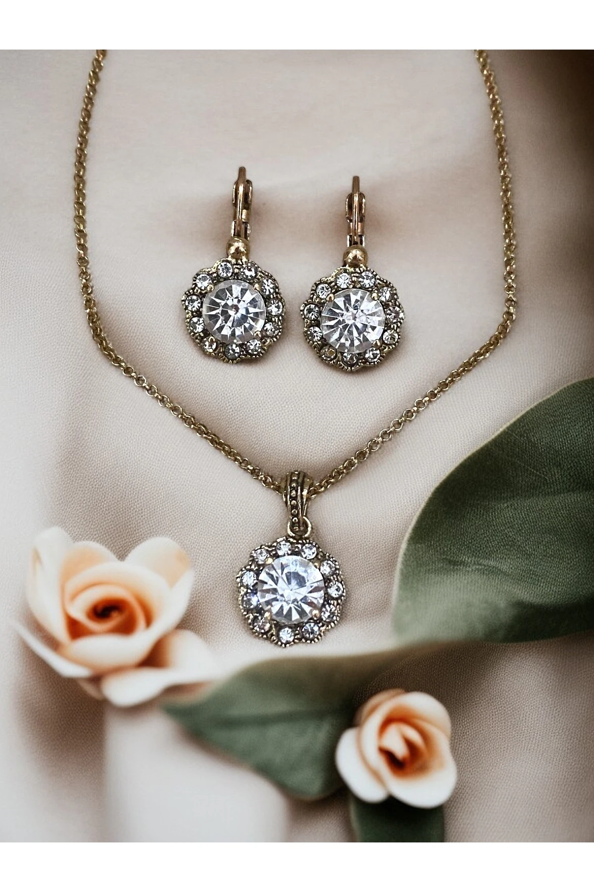 Kristal Taşlı Papatya Figürlü Kolye ve Küpe Seti