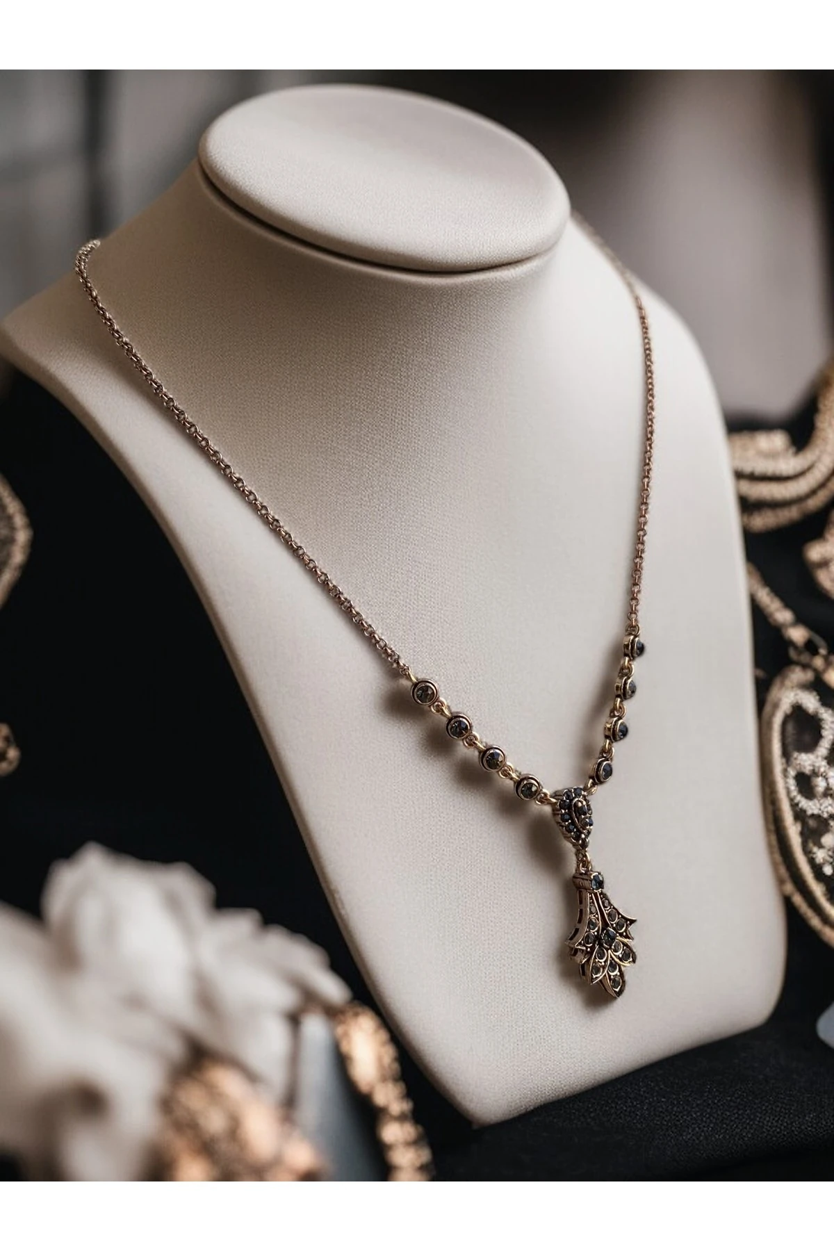 Kristal Taşlı Yaprak Figürlü Su Yolu Zincirli Kolye