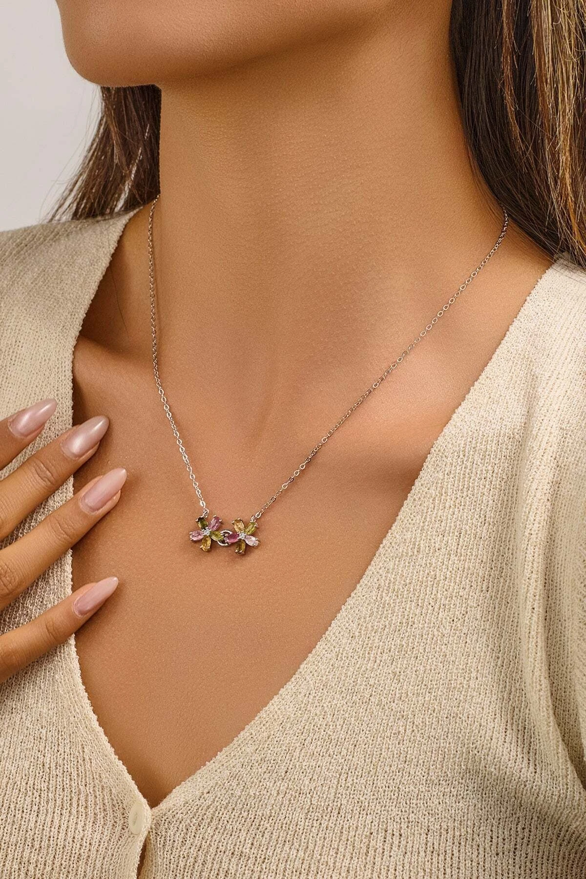 Turmalin Taşlı Çiçek Figürlü Beyaz Altın Kaplama Kolye