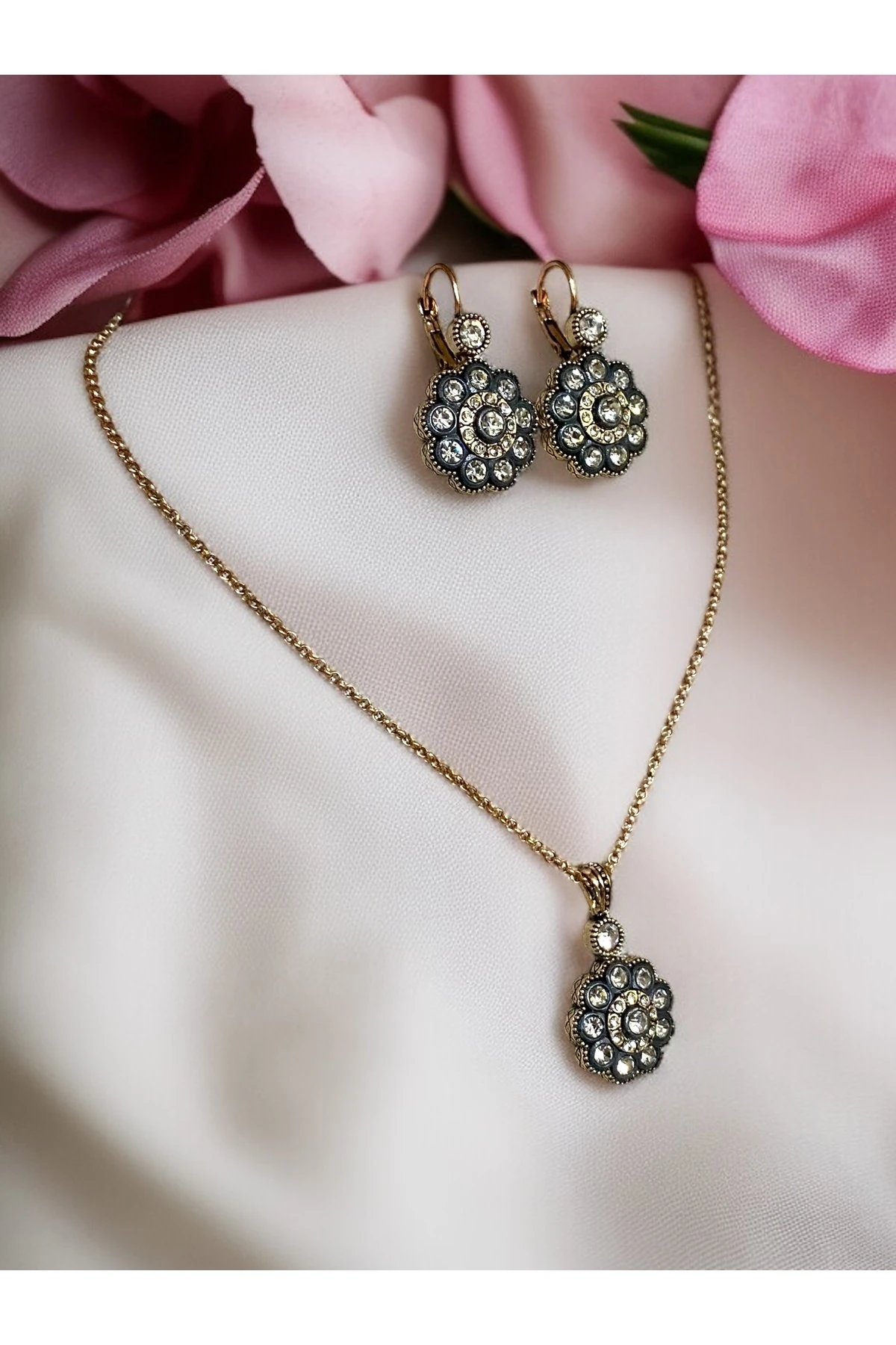 Zirkon Taşlı Elmas Montür Çiçek Figürlü Küpe ve Kolye Seti