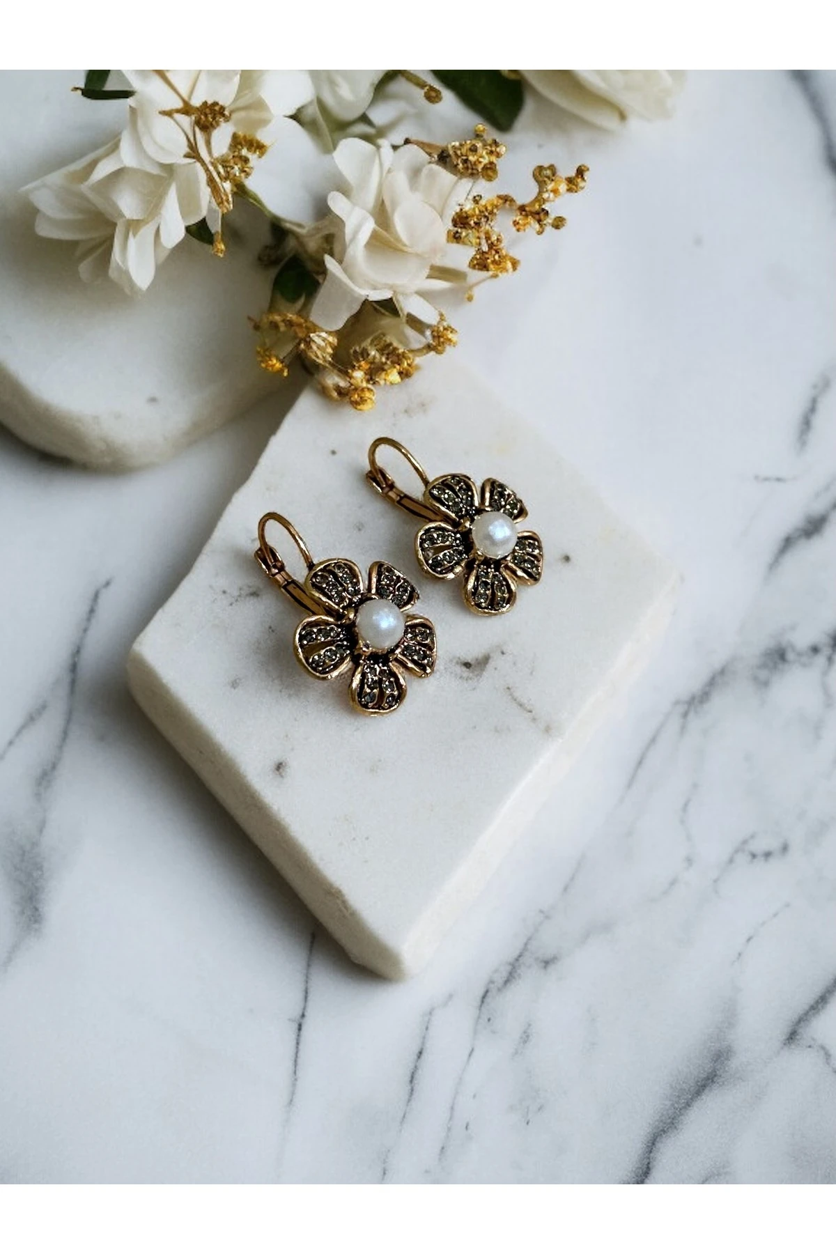 Kristal Taşlı Çiçek Figürlü İnci Küpe