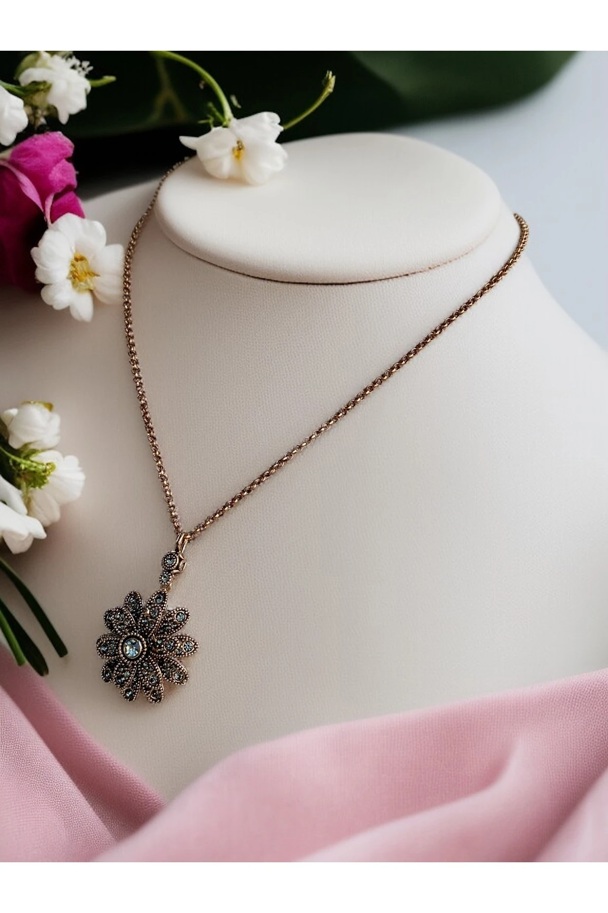 Zirkon Taşlı Çiçek Figürlü Kolye