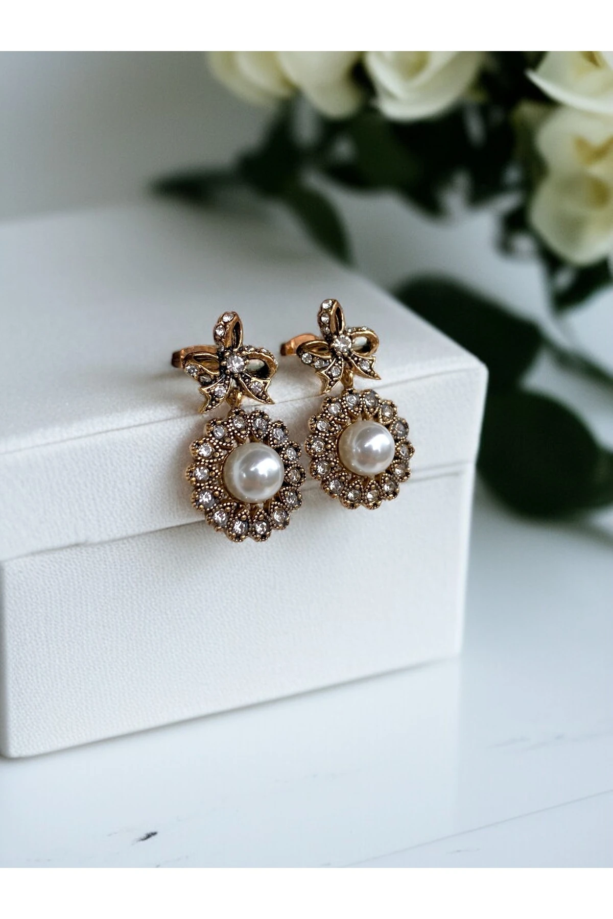 Kristal Taşlı Fiyonk ve Papatya Figür İnci Sallantılı Küpe