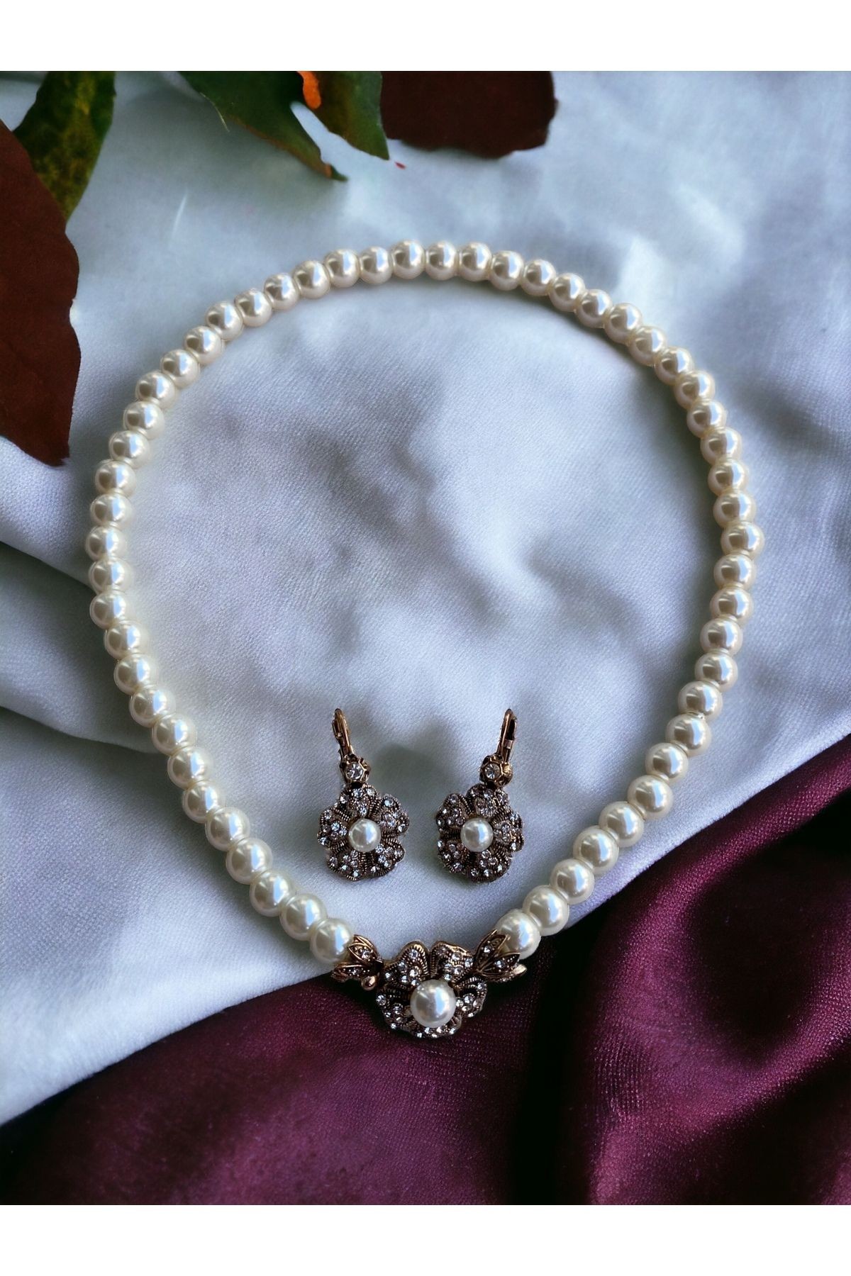 Beyaz Kristal Taşlı Yonca Figür İnci Kolye ve Küpe Seti