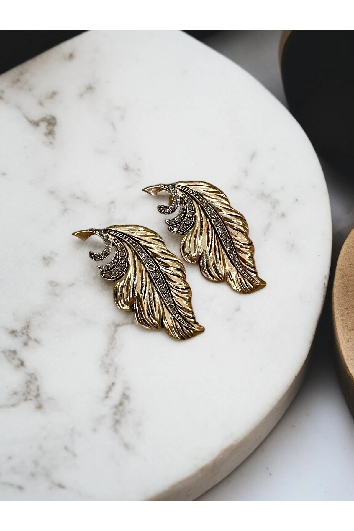 Kristal Taşlı Yaprak Figürlü Küpe