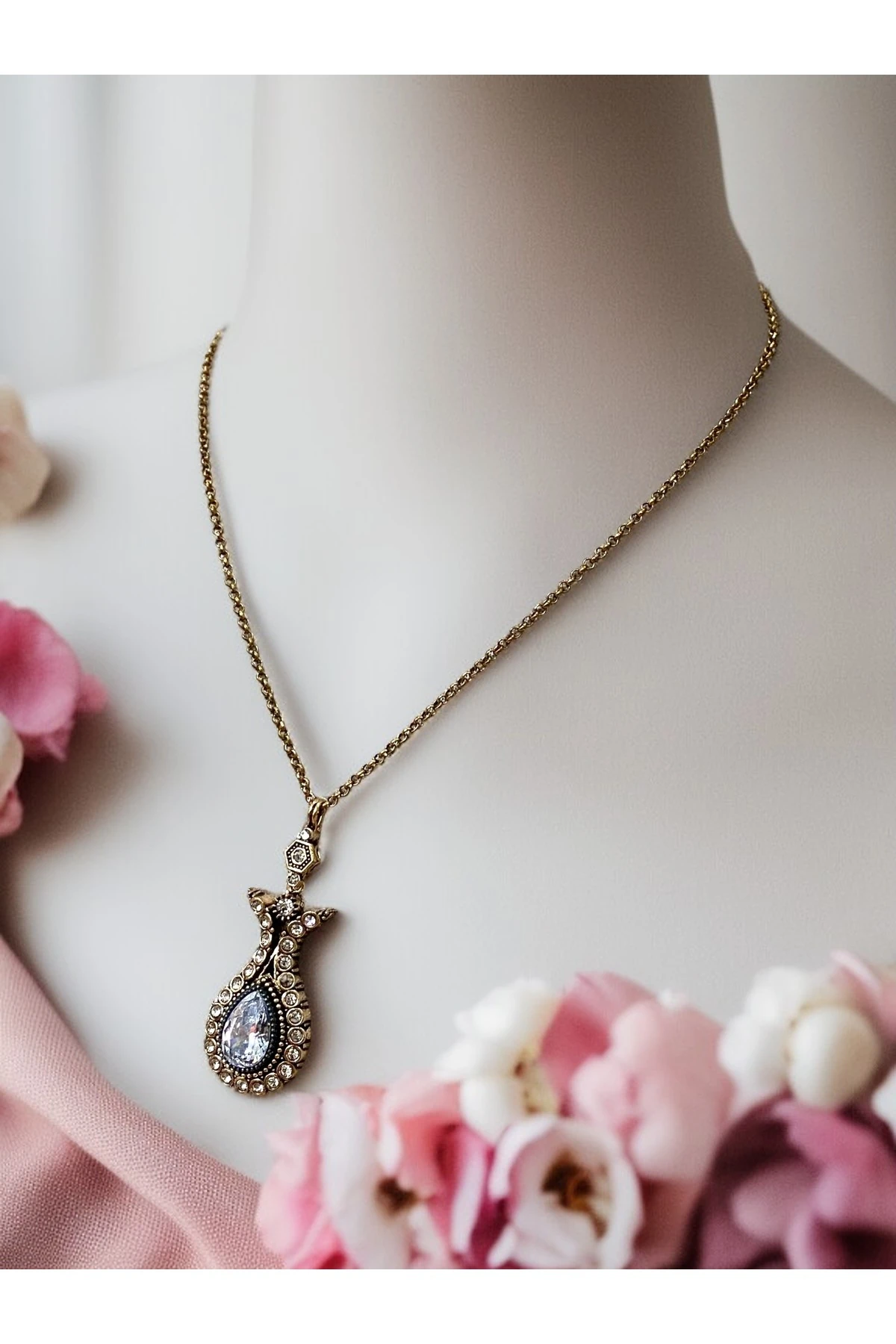 Zirkon Taşlı Lale Figürlü Kolye