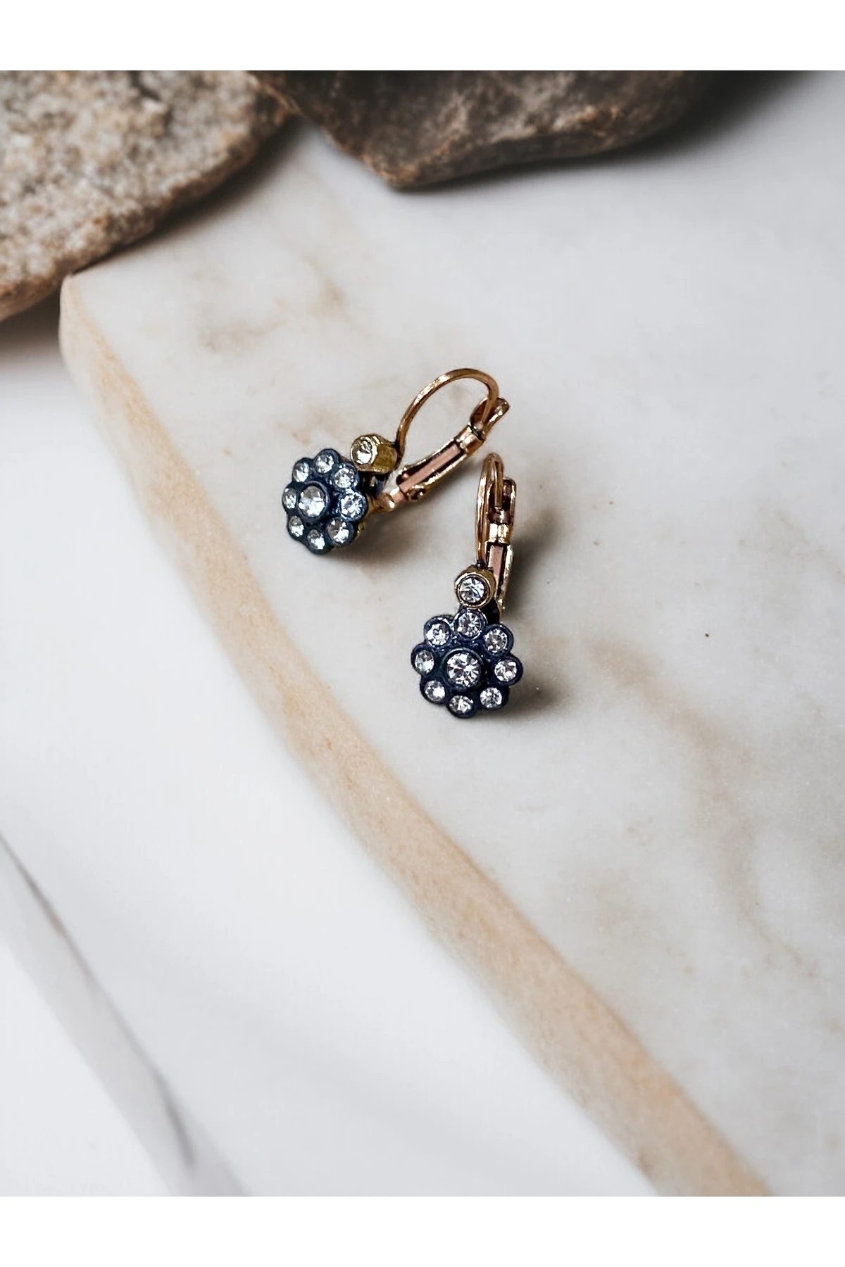 Zirkon Taşlı Minimal Papatya Figür Küpe