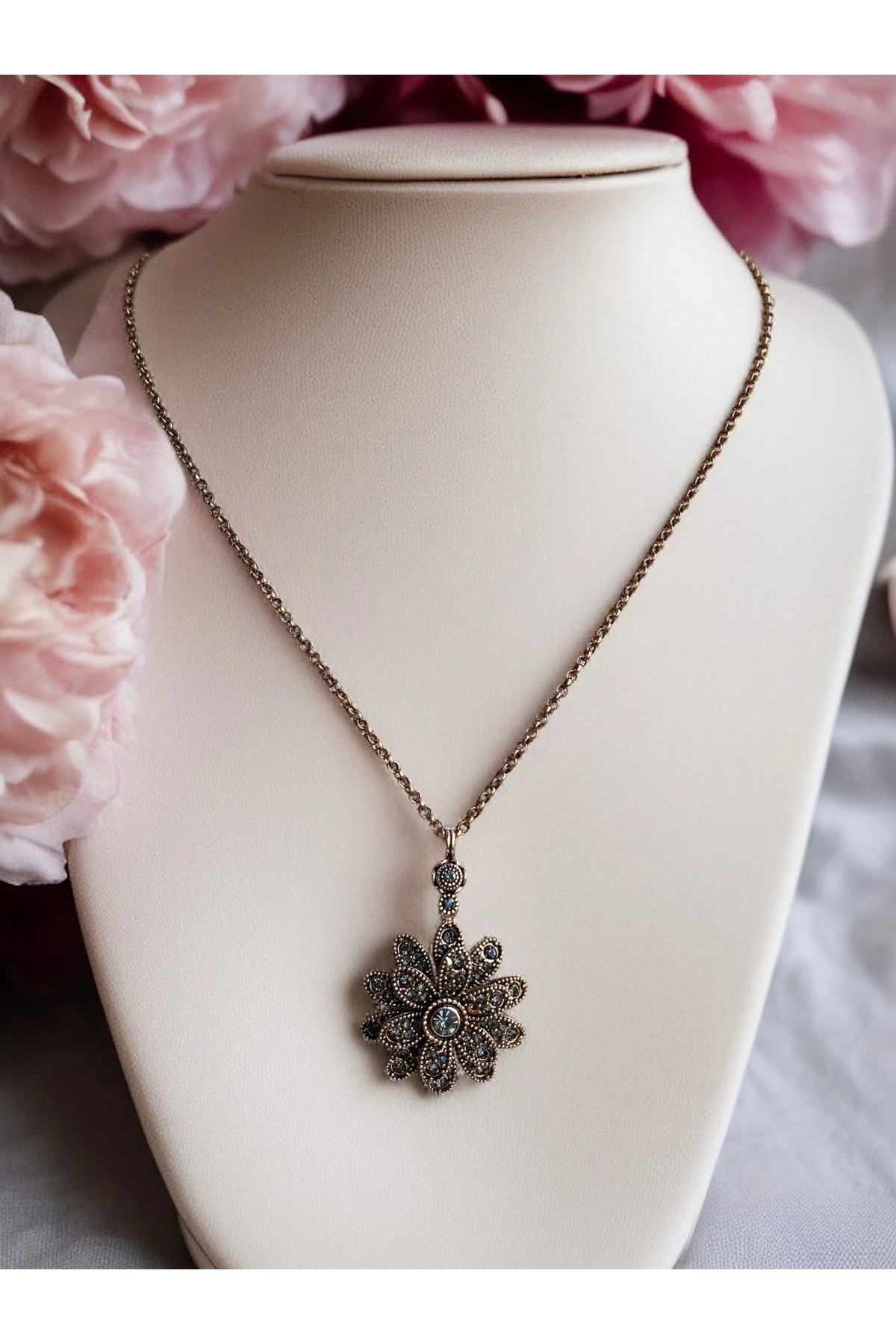 Zirkon Taşlı Çiçek Figürlü Kolye