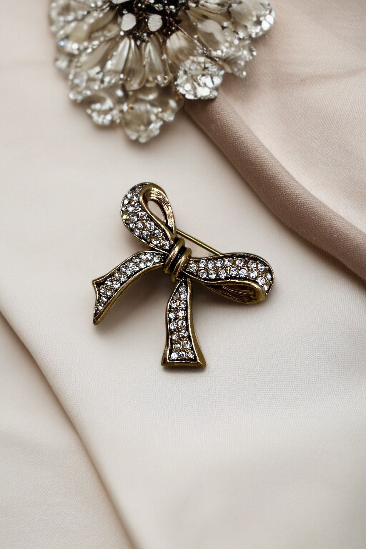 Kristal Taşlı Fiyonk Figürlü Broş