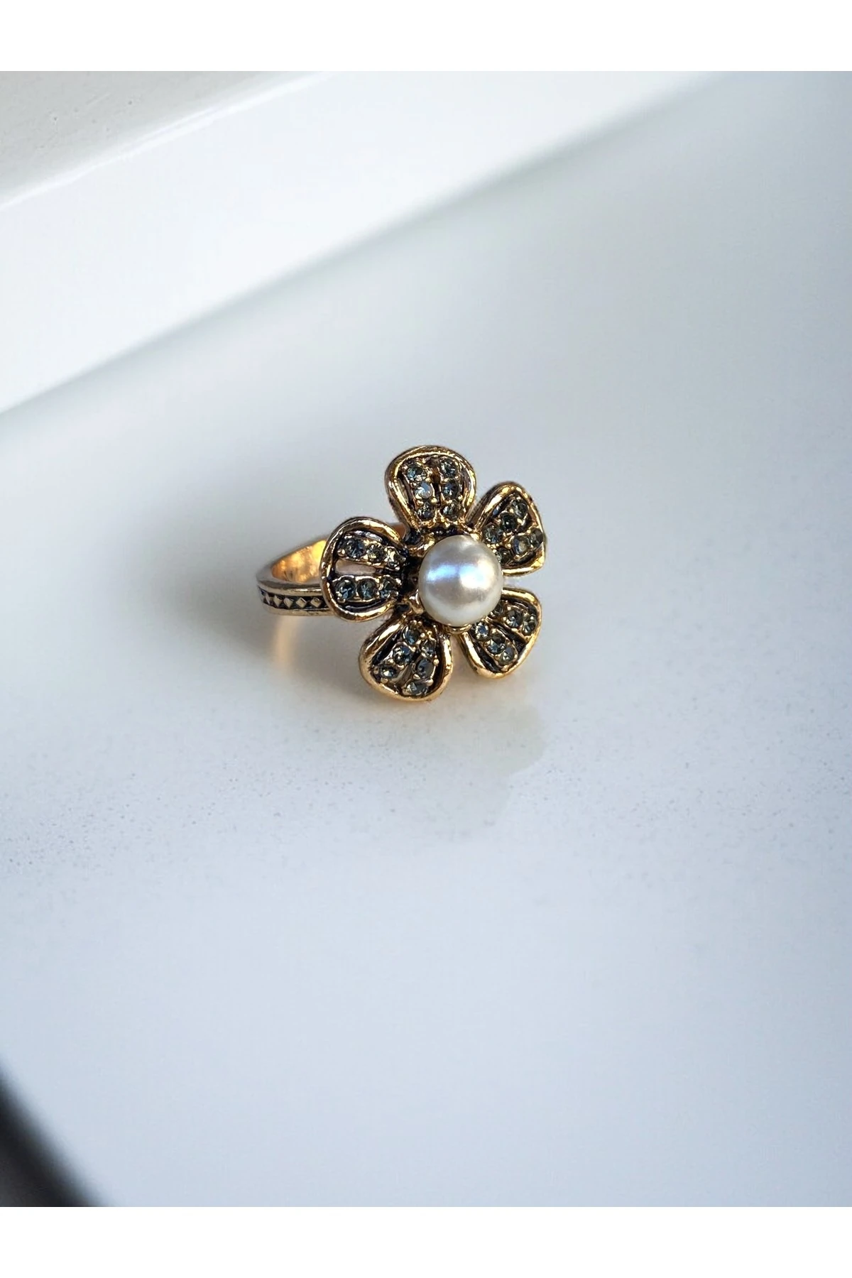 Kristal Taşlı Çiçek Figürlü İnci Yüzük