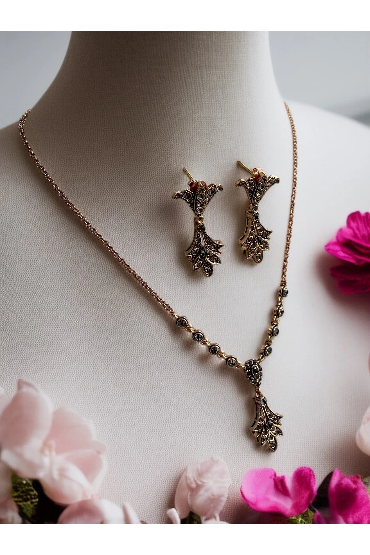 Kristal Taşlı Yaprak Figürlü Su Yolu Zincirli Kolye ve Küpe Seti