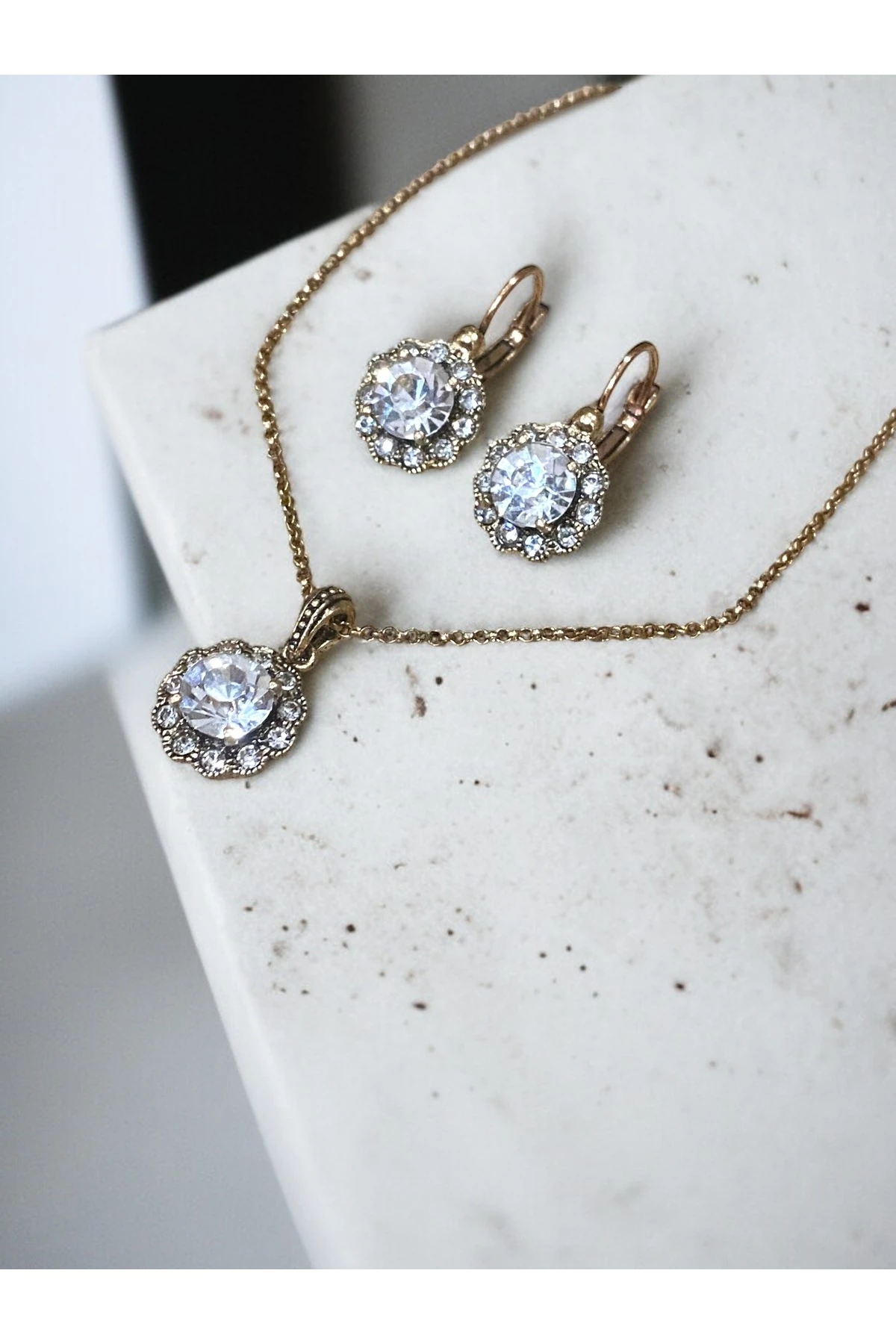 Kristal Taşlı Papatya Figürlü Kolye ve Küpe Seti