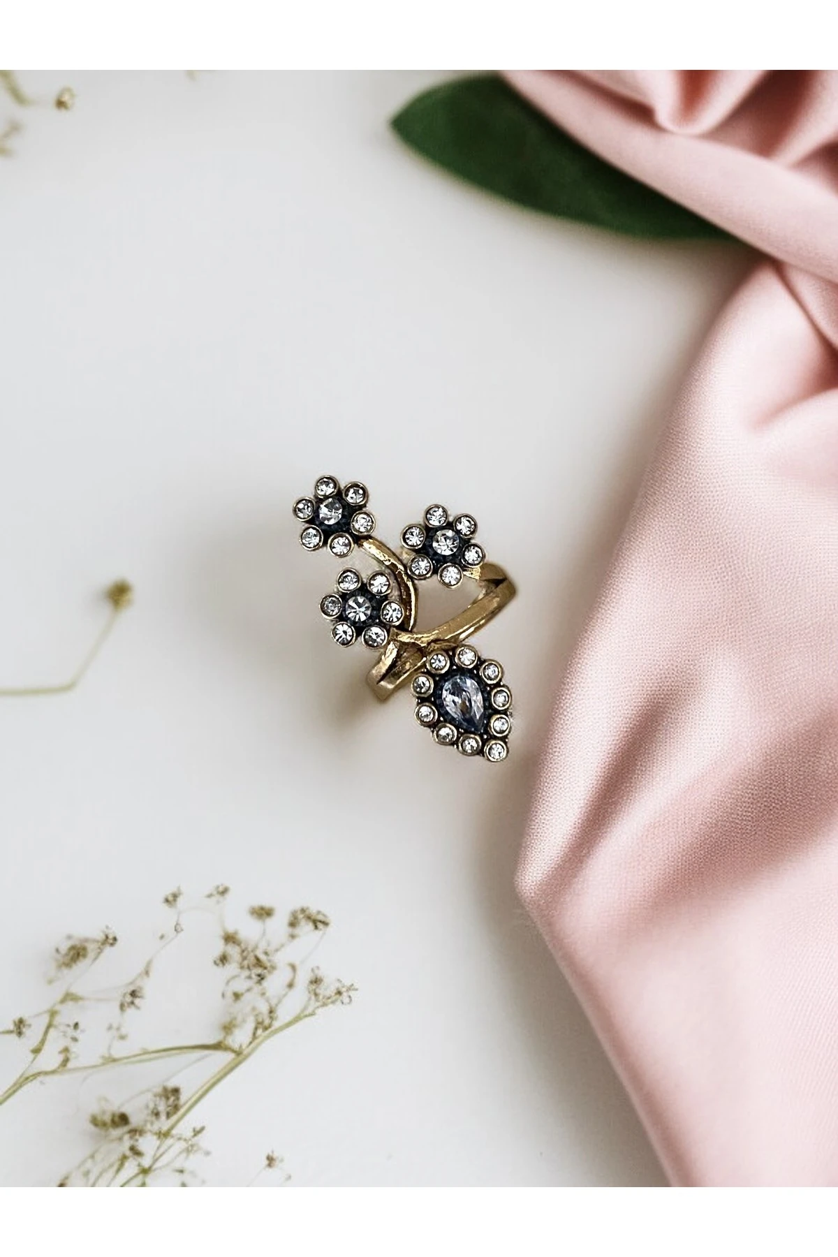 Papatya Figürlü Zirkon Taşlı Yüzük