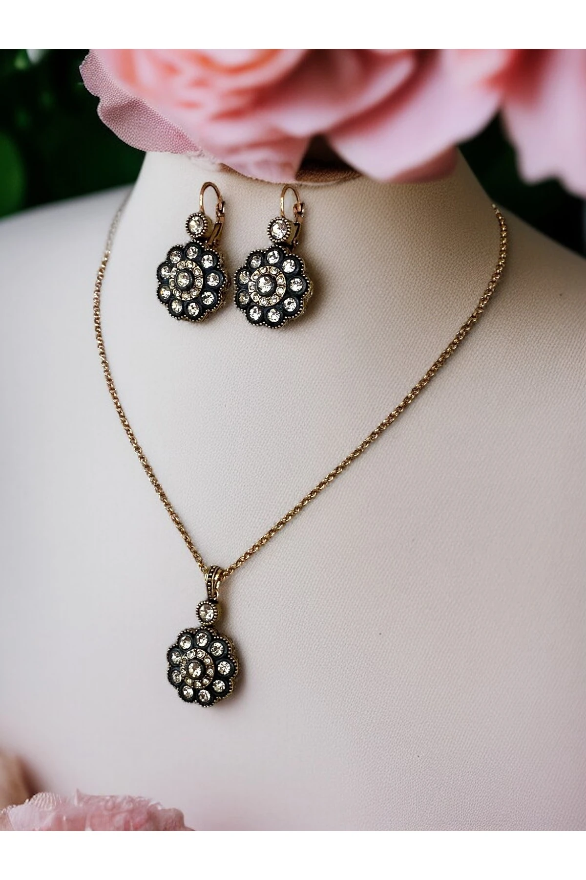 Zirkon Taşlı Elmas Montür Çiçek Figürlü Küpe ve Kolye Seti