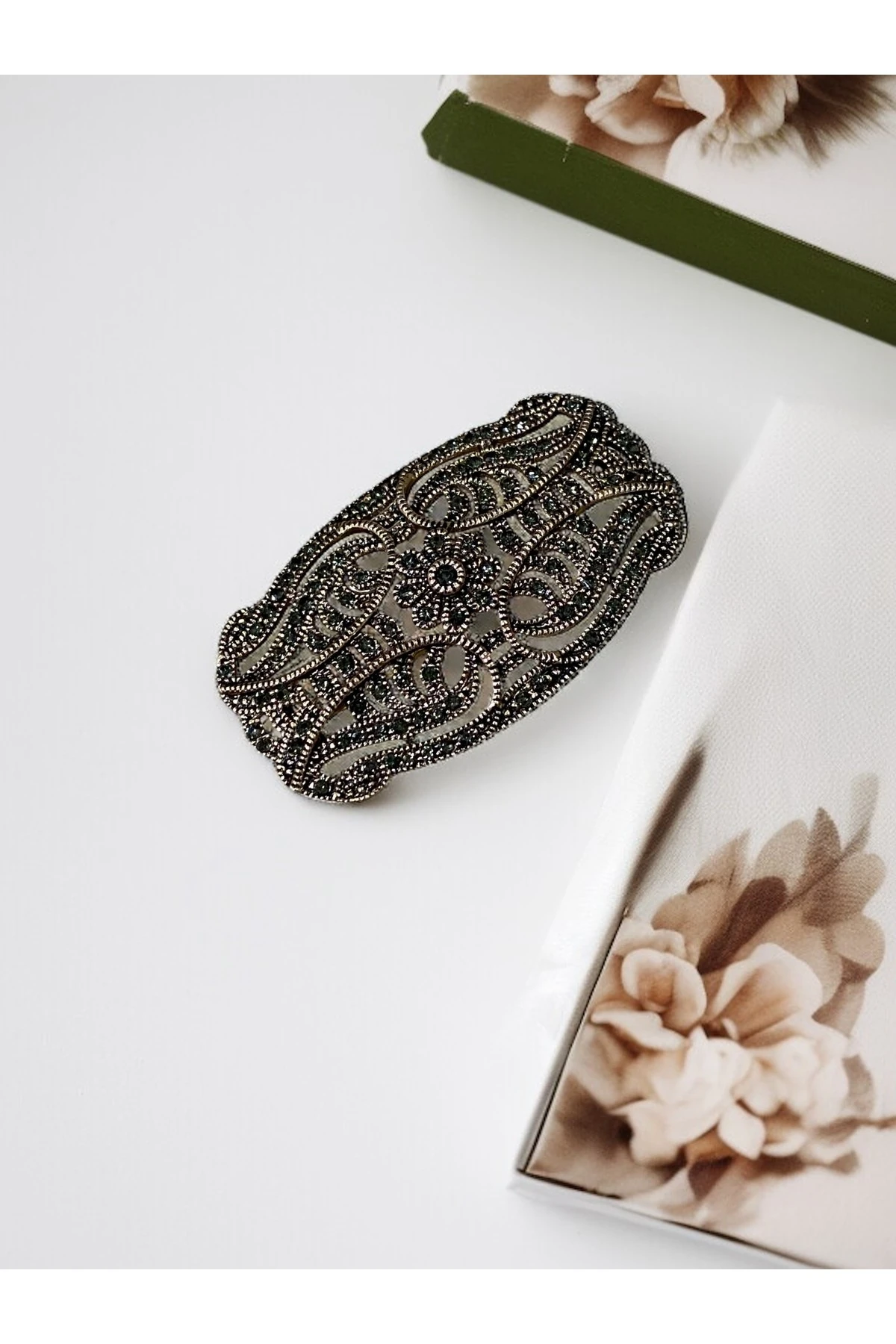 Zirkon Taşlı Papatya Motifli Broş