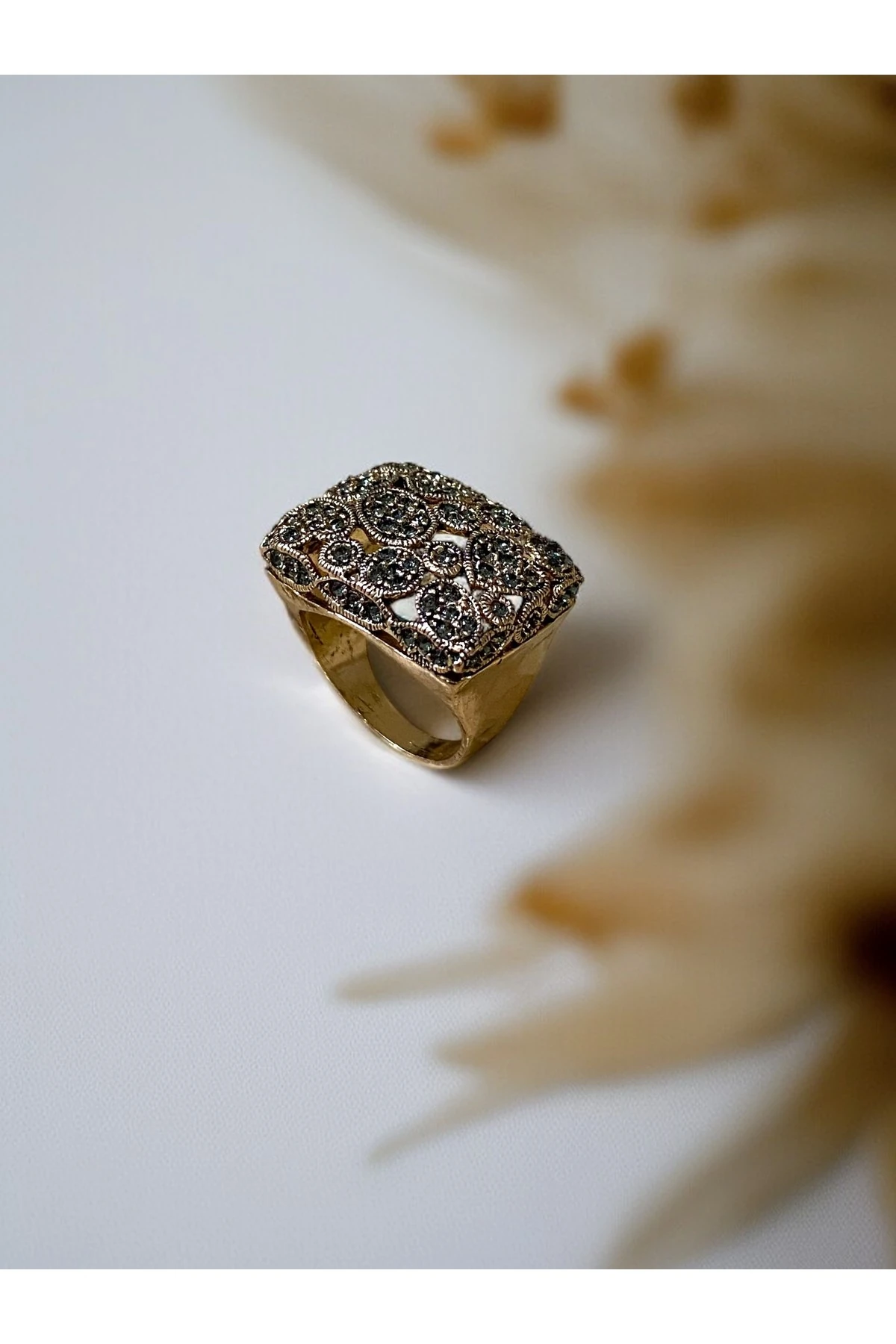 Kristal Taşlı Kalp Motifli Dikdörtgen Yüzük