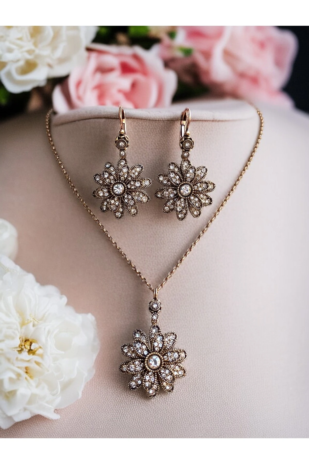 Zirkon Taşlı Çiçek Figürlü Kolye ve Küpe Seti