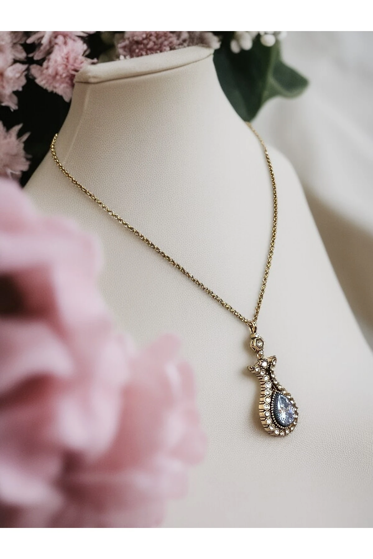 Zirkon Taşlı Lale Figürlü Kolye