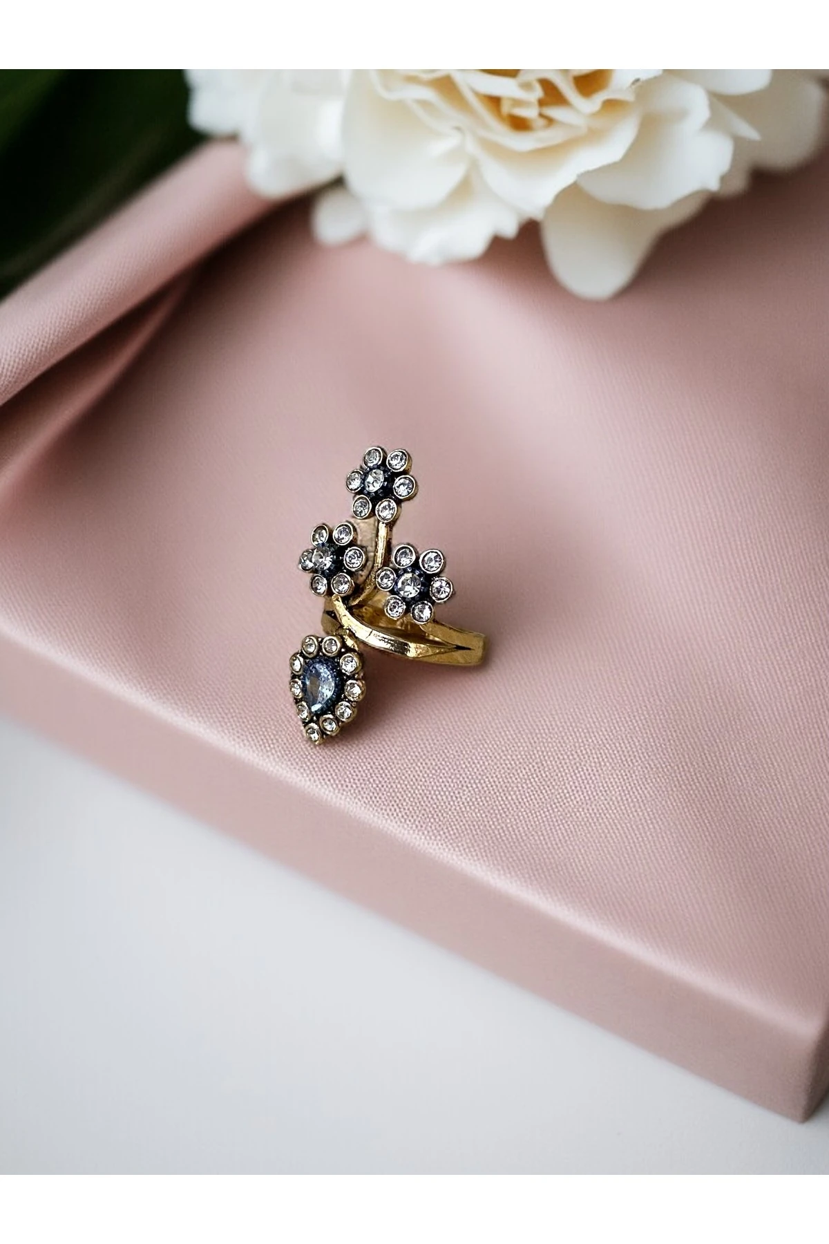 Papatya Figürlü Zirkon Taşlı Yüzük