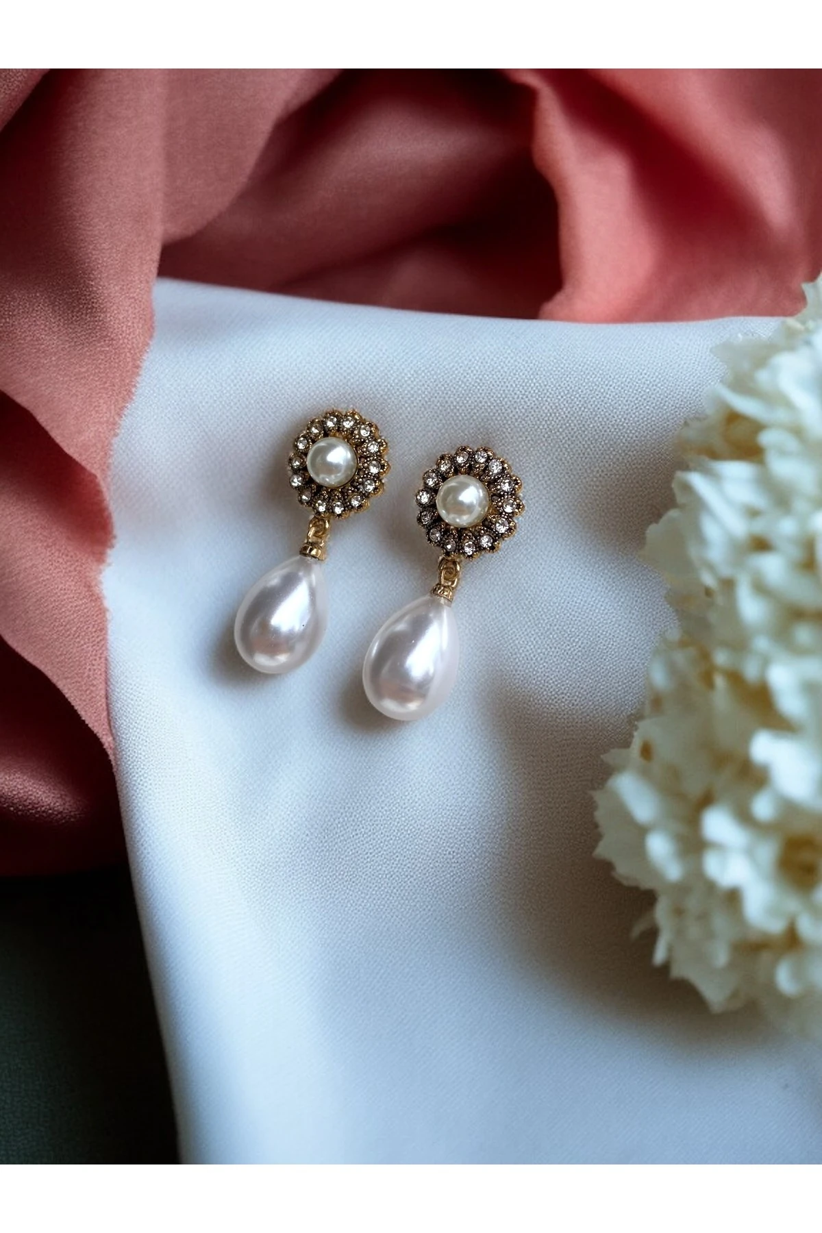 Kristal Taşlı Papatya Figür İnci Sallantılı Küpe